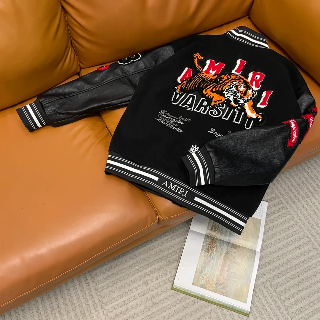 🅿️390 Ami➡️Ami 2025ss runway style baseball jacket. I ordered the original model and it took a month to finally ship. I love it so much. The upper body is really handsome. A Douyin blogger said that this year's new jacket will become a future trend. If you look through street photos, you will find that celebrities regard it as a collectible jacket, a must-have item for men and women who want light luxury for commuting. Developing the highest version on the entire network, it took 1 month to customize and the cost was extremely high. The German imported flat-machine made custom-woven wool jacquard threads, using the first layer of imported lambskin. The pleated texture is unparalleled. It is hand-cut and meticulously crafted. The stitching position is very technical. Whether the whole garment is good or not depends on this position. Top-notch workmanship and details can stand the test. A full set of customized accessories, the letters are clear and perfectly restored without any difference. High-end atmosphere and full grade! The entire dress is exclusively customized with heavy craftsmanship. The towel patch embroidery is perfectly combined with craft embroidery and precise stitching! Absolute craftsmanship quality!