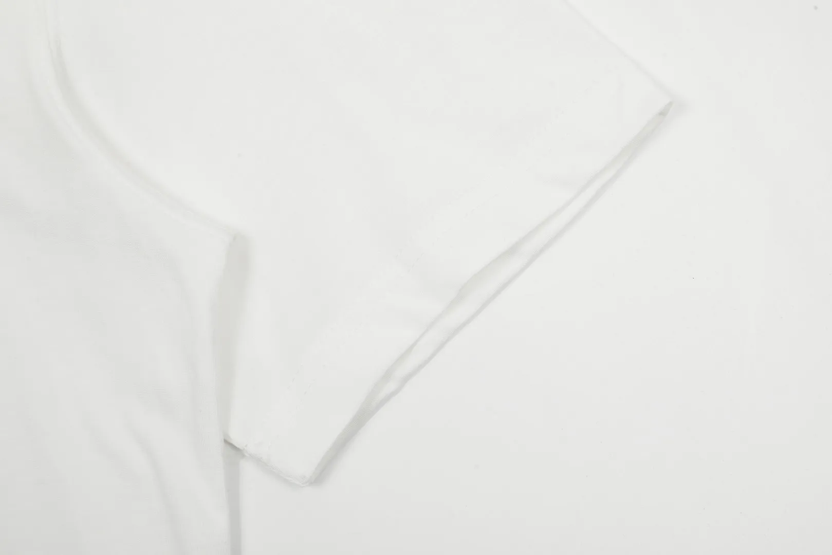 🅿️116 "The first quality in the market" Style number: LT3109# Ami Ami 2024ss spring and summer classic new embroidered love short sleeves We have been making this style for the third year. At the beginning, there were no counters in mainland China and we were already making it. The quality and details are invincible. Order with confidence and pay attention to the details. ✅2024 newly upgraded two-end folding handmade main wheat. Restore the counter. ✅240G Xinjiang long-staple cotton top double yarn. The shrinkage rate is controlled at 2%. Export-grade solid color quality, truly not easy to deform, shrink or fade. ✅Details are the only one in Guangzhou. Half-fold neck design at the counter. Complex workmanship. ✅The maximum size can be worn up to 230 catties. No pressure to export to Europe and the United States. Sizes S-XL Color (8 colors): Black, navy, oatmeal, pink, white, gray, light blue, rose pink