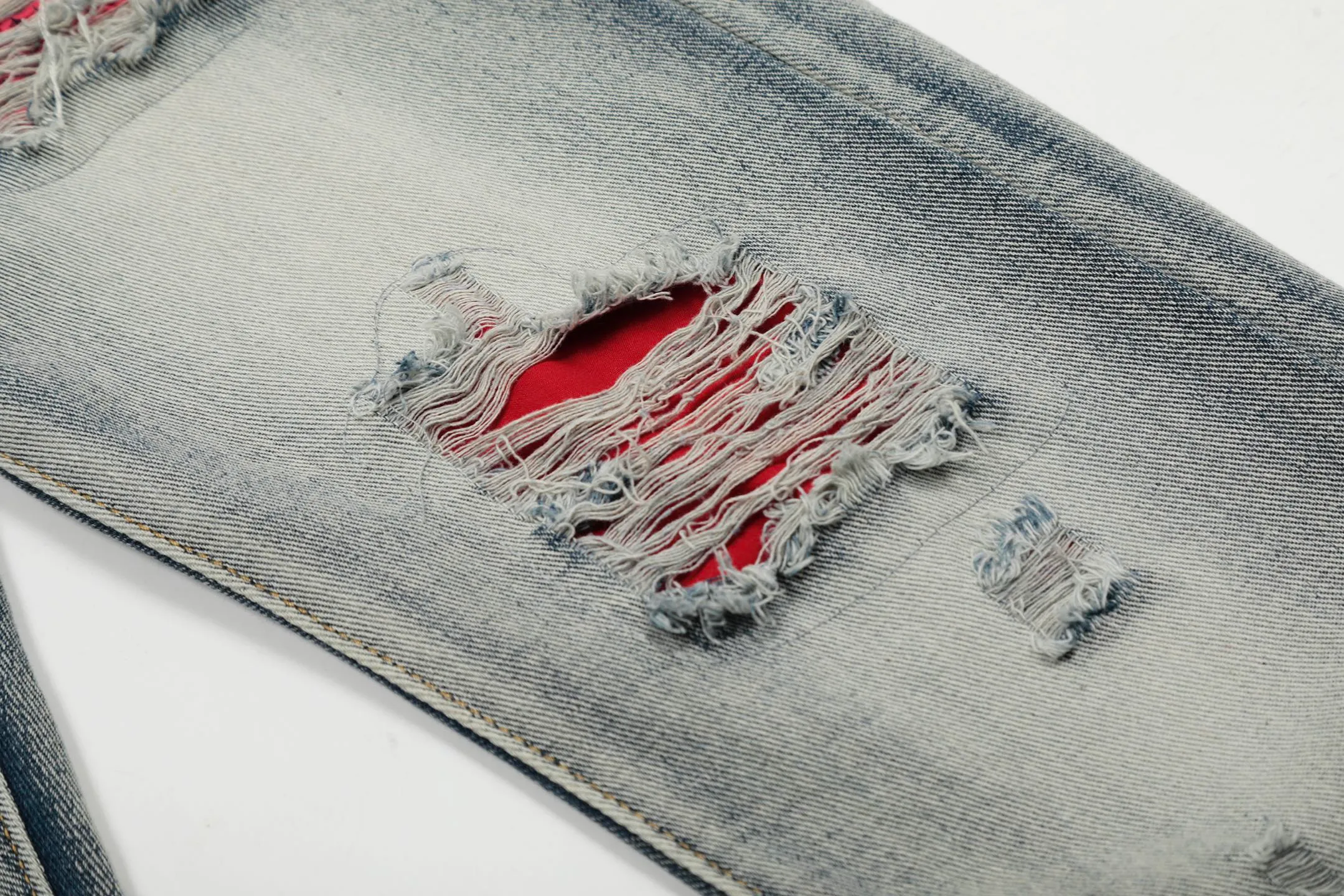#M36 P168💰 Amiri classic embroidered ripped patch washed cobra slim fit jeans Produced by a major washed factory Full of high-end sense Partial destruction of the knees with leather patchwork design Already used as a facade design Leather waist nameplate The focus of this style is not on the washing, but on the shape and version of the destruction The secret lies in the craftsmanship of the master. The cost of post-processing, grinding, cutting, etc. is far beyond the cost of assembly line products. Color: Picture color Size: 30-32-34-36