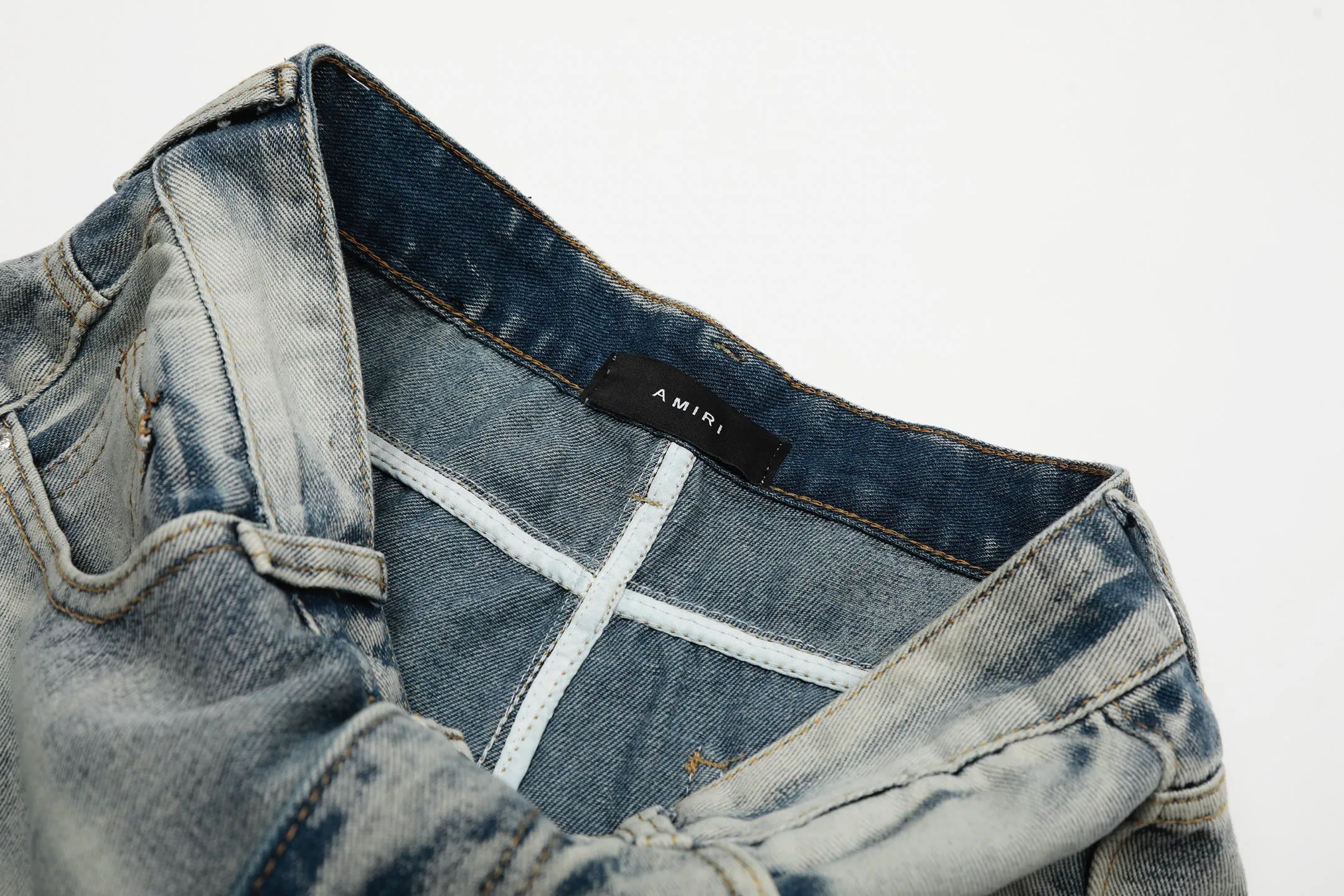 #M36 P168💰 Amiri classic embroidered ripped patch washed cobra slim fit jeans Produced by a major washed factory Full of high-end sense Partial destruction of the knees with leather patchwork design Already used as a facade design Leather waist nameplate The focus of this style is not on the washing, but on the shape and version of the destruction The secret lies in the craftsmanship of the master. The cost of post-processing, grinding, cutting, etc. is far beyond the cost of assembly line products. Color: Picture color Size: 30-32-34-36