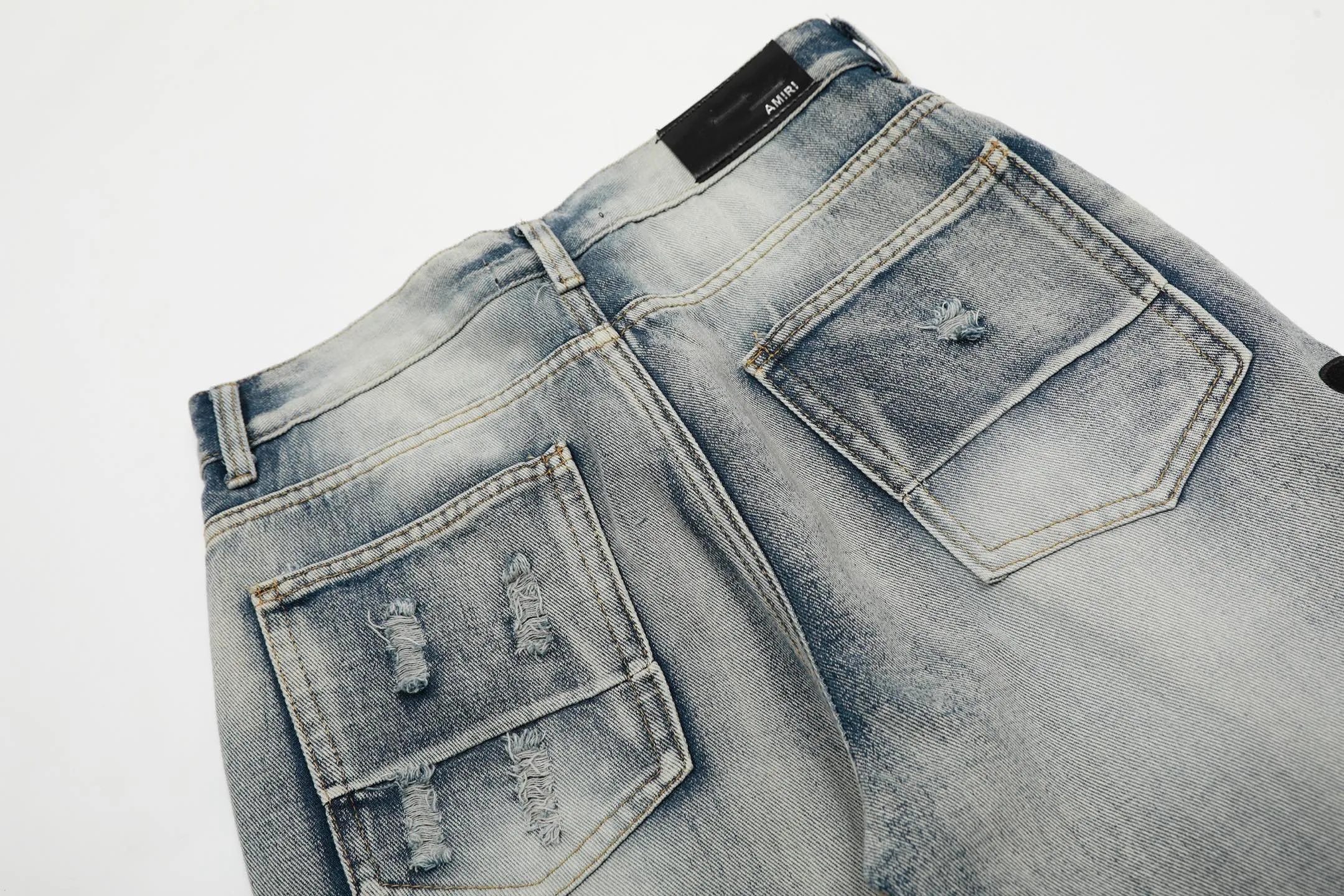 #M36 P168💰 Amiri classic embroidered ripped patch washed cobra slim fit jeans Produced by a major washed factory Full of high-end sense Partial destruction of the knees with leather patchwork design Already used as a facade design Leather waist nameplate The focus of this style is not on the washing, but on the shape and version of the destruction The secret lies in the craftsmanship of the master. The cost of post-processing, grinding, cutting, etc. is far beyond the cost of assembly line products. Color: Picture color Size: 30-32-34-36