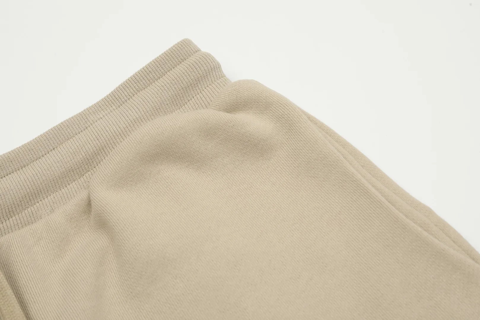 AMI/Amy Macaron Love Embroidery Classic Shorts Put aside all the messy words and let’s go directly to the product parameters: ✅480g high-gram weight customized rough feel fabric ✅Correct workmanship. Every detail is 100% restored to the official website. ✅The thread is made of 500g high-gram heavyweight pure cotton thread. Custom-woven and dyed in the same color in the same vat. There is no color difference with the fabric. Machine washable and washed, not easy to deform. ✅No comparison and no harm. Different from market currency. Correct workmanship details. High-quality pure cotton fabric ✅The webbing is made of custom-dyed high-density and high-thickness webbing. Comparing with the official website. ✅The only correct embroidery of the same material on the market. Differentiating the fakes on the market at a glance. ✅The version follows the official website. It is loose and slim and can be worn up to 210 pounds. There is no pressure for global shopping. Size: S-XL Color: Black Khaki Light Blue Rose Pink Light Green