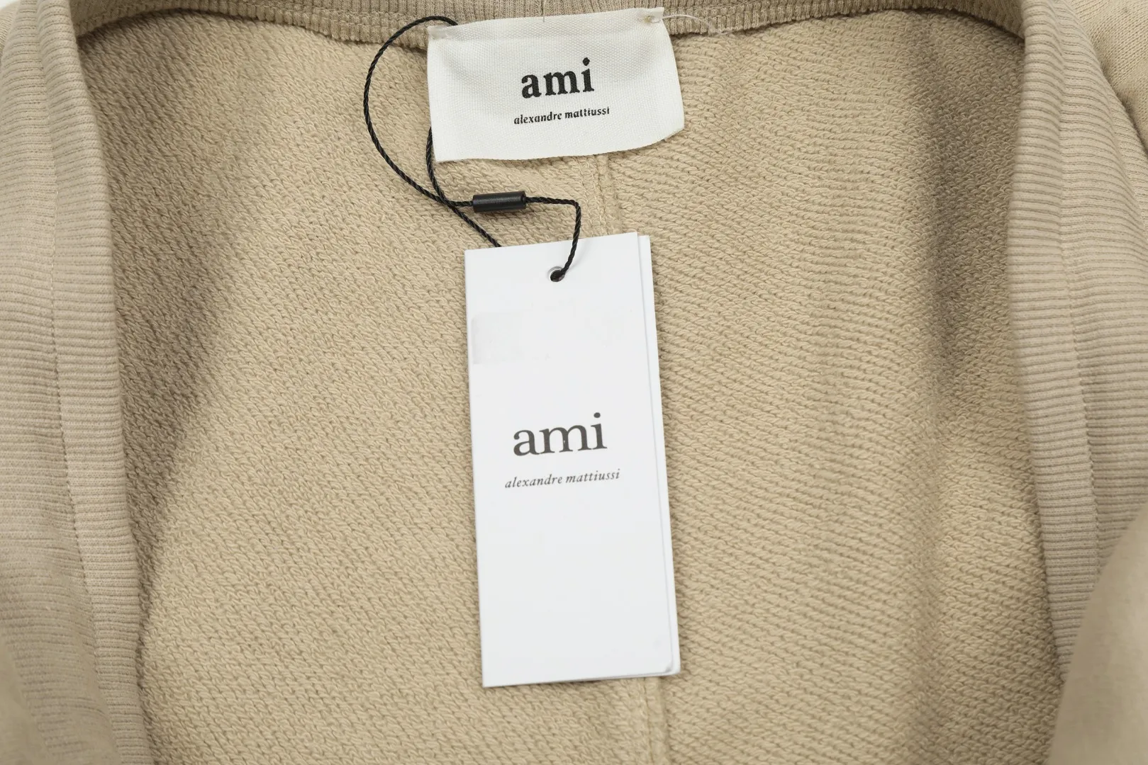 AMI/Amy Macaron Love Embroidery Classic Shorts Put aside all the messy words and let’s go directly to the product parameters: ✅480g high-gram weight customized rough feel fabric ✅Correct workmanship. Every detail is 100% restored to the official website. ✅The thread is made of 500g high-gram heavyweight pure cotton thread. Custom-woven and dyed in the same color in the same vat. There is no color difference with the fabric. Machine washable and washed, not easy to deform. ✅No comparison and no harm. Different from market currency. Correct workmanship details. High-quality pure cotton fabric ✅The webbing is made of custom-dyed high-density and high-thickness webbing. Comparing with the official website. ✅The only correct embroidery of the same material on the market. Differentiating the fakes on the market at a glance. ✅The version follows the official website. It is loose and slim and can be worn up to 210 pounds. There is no pressure for global shopping. Size: S-XL Color: Black Khaki Light Blue Rose Pink Light Green