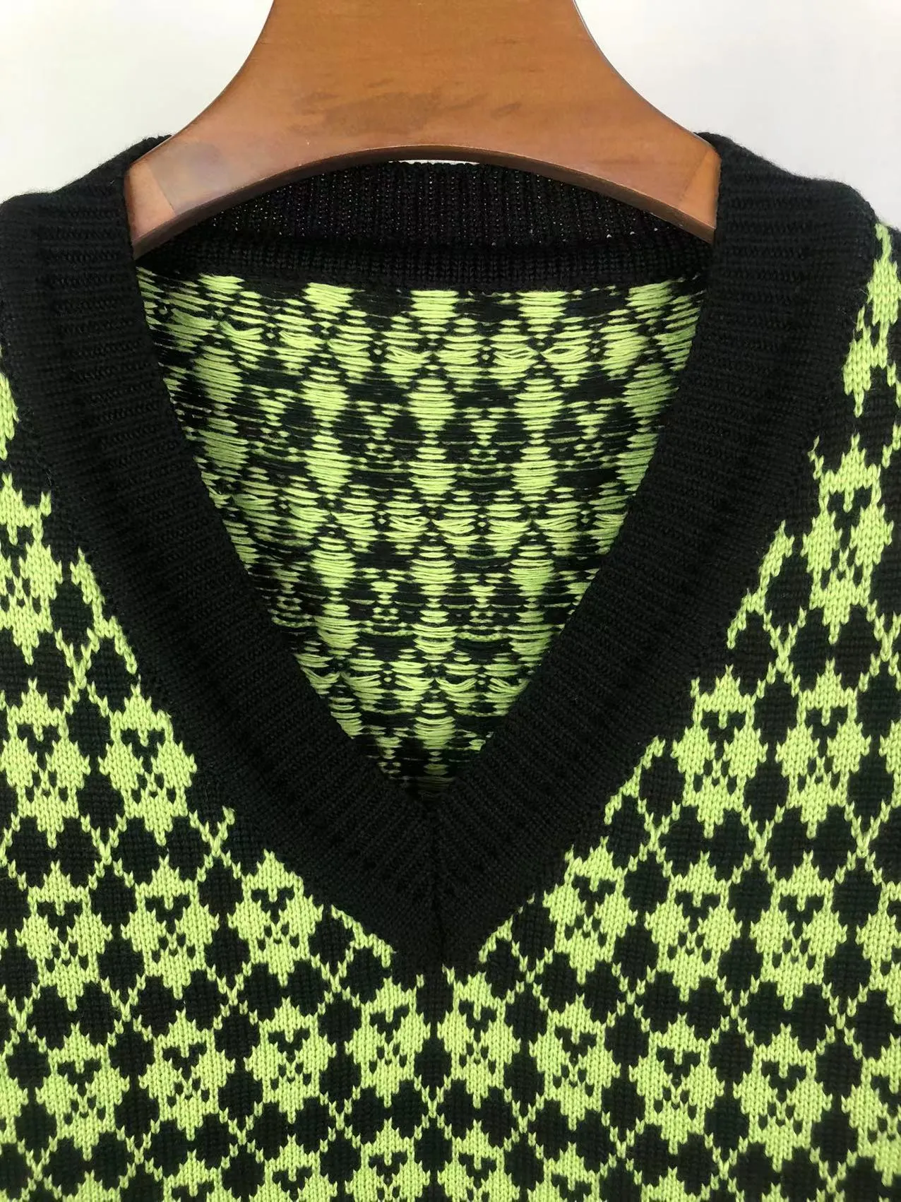 P190 🎉ami new diamond intarsia V-neck autumn and winter vest sweater, color: fluorescent green, white, rose red Size: S M L XL XXL