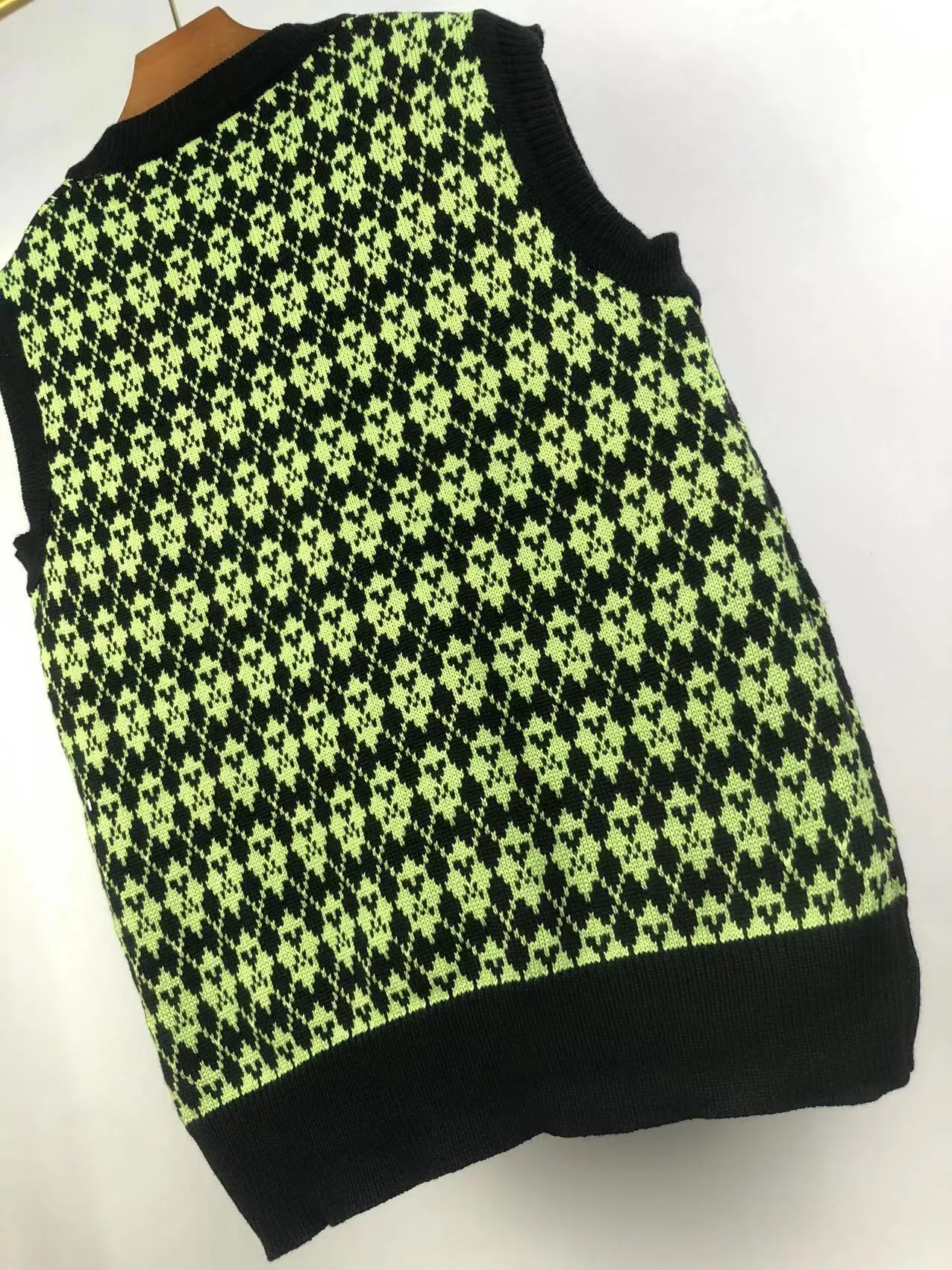 P190 🎉ami new diamond intarsia V-neck autumn and winter vest sweater, color: fluorescent green, white, rose red Size: S M L XL XXL