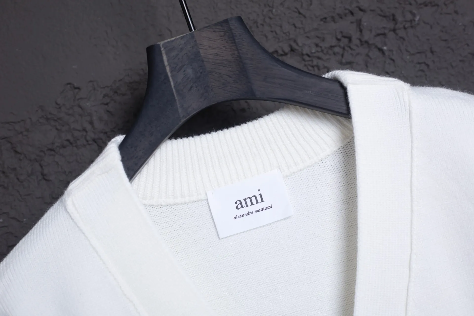 P186 Style No.: MQ802 AMI Classic Big Love Series Jacquard Cardigan Sweater Highest Version Supports Comparison Color: White Black Heart Size: S-XL