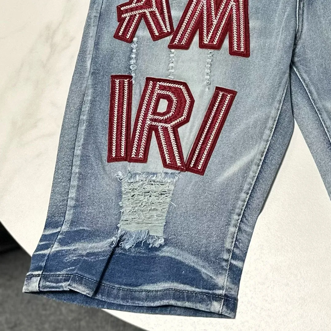 P170 Amiri classic embroidered leather distressed lettered denim slim shorts. Produced by a major washed factory. Full of high-end feel. Knee part damage design with patchwork design. Already used as a facade design. Leather waist nameplate. The focus of this style is not on washing, but on the shape and version of the damage. The secret lies in the craftsmanship of the master. The cost of post-production fraying, horse cutting, knife cutting, etc. These hand-made products are far beyond comparison with assembly line products. Color: Picture color Size: 30-32-34-36
