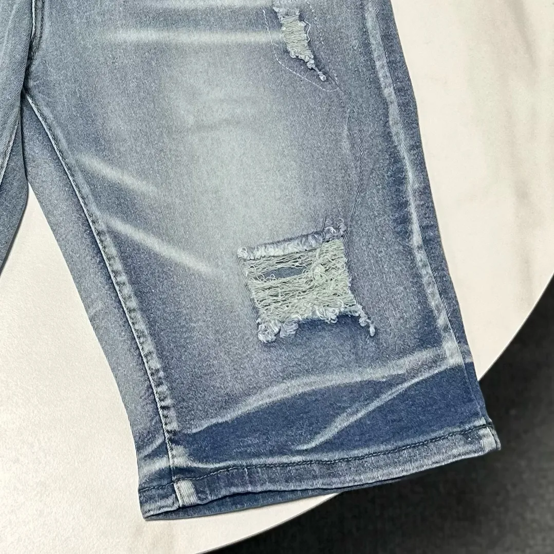 P170 Amiri classic embroidered leather distressed lettered denim slim shorts. Produced by a major washed factory. Full of high-end feel. Knee part damage design with patchwork design. Already used as a facade design. Leather waist nameplate. The focus of this style is not on washing, but on the shape and version of the damage. The secret lies in the craftsmanship of the master. The cost of post-production fraying, horse cutting, knife cutting, etc. These hand-made products are far beyond comparison with assembly line products. Color: Picture color Size: 30-32-34-36