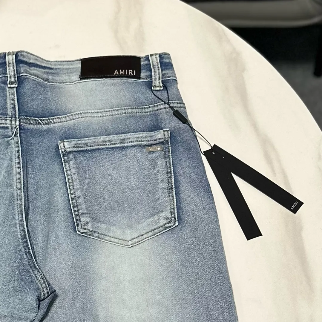 P170 Amiri classic embroidered leather distressed lettered denim slim shorts. Produced by a major washed factory. Full of high-end feel. Knee part damage design with patchwork design. Already used as a facade design. Leather waist nameplate. The focus of this style is not on washing, but on the shape and version of the damage. The secret lies in the craftsmanship of the master. The cost of post-production fraying, horse cutting, knife cutting, etc. These hand-made products are far beyond comparison with assembly line products. Color: Picture color Size: 30-32-34-36