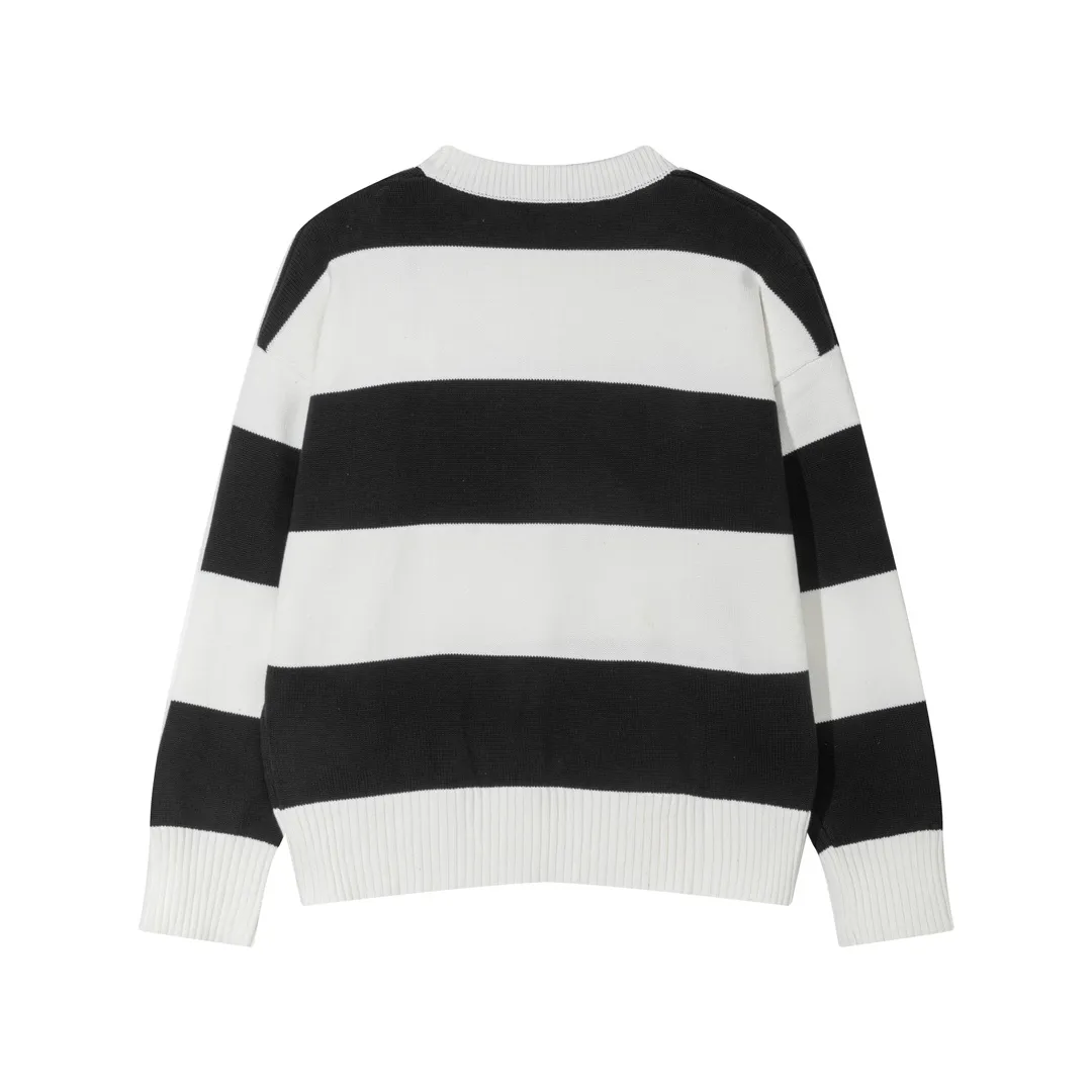A069# AMI Paris2023 new product. Carefully woven with cotton and wool blended yarn. It has dropped shoulder sleeves and a classic round neck. The blue and white striped body is simple and eye-catching. The red embroidery on the chest easily illustrates the brand identity. Same style for men and women. Color: black and white, orchid white. Size: S-XL