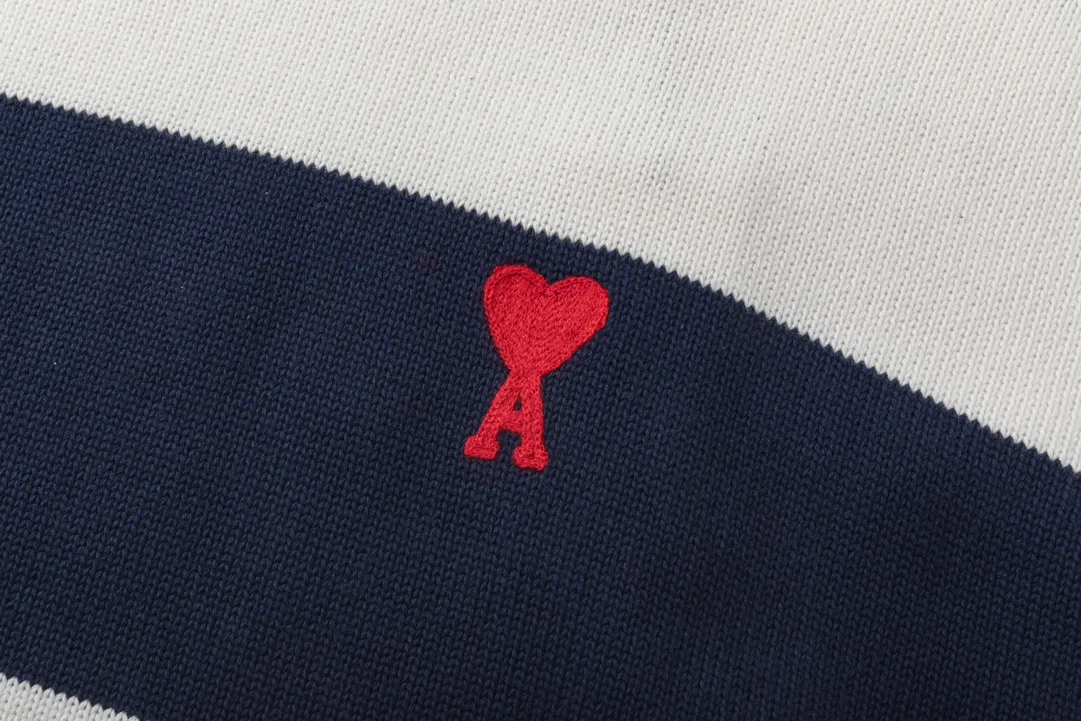 A069# AMI Paris2023 new product. Carefully woven with cotton and wool blended yarn. It has dropped shoulder sleeves and a classic round neck. The blue and white striped body is simple and eye-catching. The red embroidery on the chest easily illustrates the brand identity. Same style for men and women. Color: black and white, orchid white. Size: S-XL