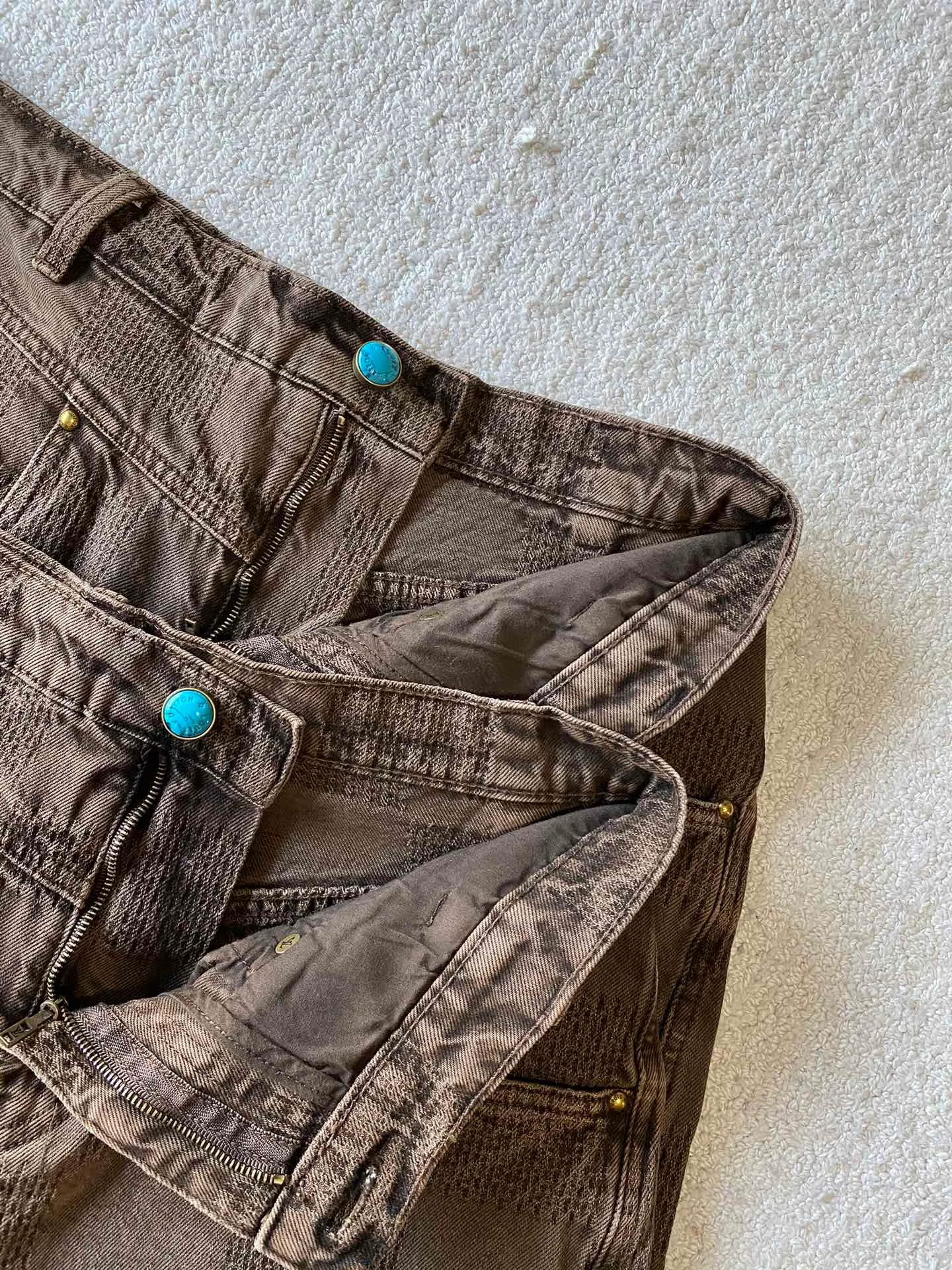 LU brown checkerboard denim straight trousers ⚠️Original purchase, 600, skateboard straight version, Marque L. Uuitton deposee logo integrated into 3D Damier jacquard, back Damier label, sand washed distressed, topstitch sewing, placket distressed hardware closure #Logo integrated into 3D Damier jacquard 3D Damier jacquard denim fabric is an innovative fabric that combines jacquard technology and the characteristics of denim cloth. The classic plaid pattern is combined with 3D jacquard technology to weave three-dimensional patterns on the fabric through a loom.  The fabric presents an exquisite plaid pattern in appearance, and the pattern is made three-dimensional and layered through jacquard technology. At the same time, it retains the original tough, wear-resistant and durable properties of denim, making the clothes more durable.  # Sandwashed, Faded and Distressed Effect Sandwashed, faded and distressed denim fabric is a specially treated denim fabric that exhibits a whitened and distressed effect. This fabric uses a sand-washing process and special dyeing technology to create a natural wear and fading effect on the denim after washing, making it look more vintage and historical.  #skateboard straight jeans version Skateboard jeans are usually designed to be looser to accommodate the large movements and squatting postures during skateboarding. Jeans have a straight shape and a consistent width from hip to hem. Suitable for all body types, these straight-leg skateboard pants are designed with comfort and freedom in mind for skateboarding.