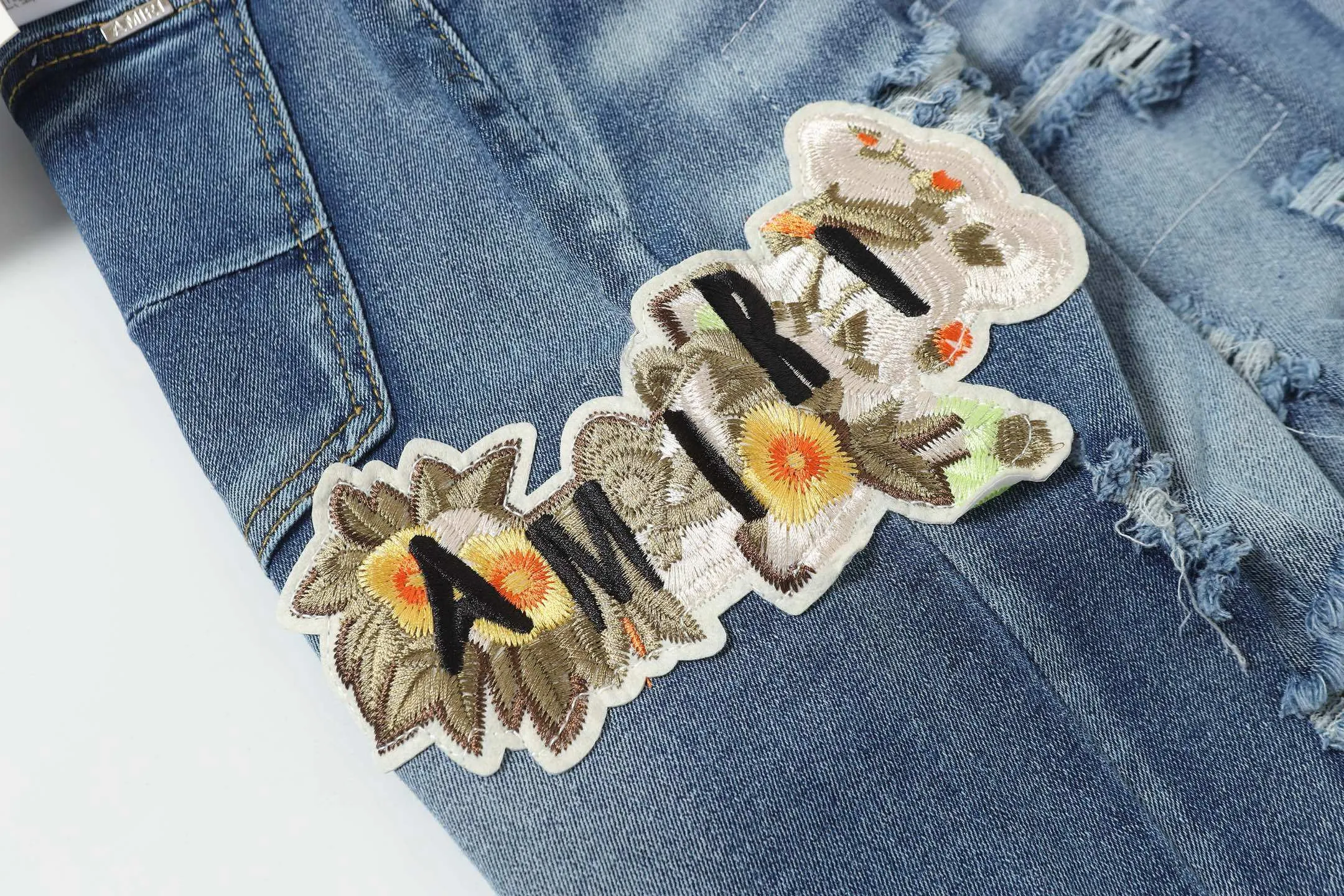 P270 AMIRI patch embroidery jeans trousers AMIRI high street basic ripped jeans trousers Color: Picture color Code number: 28-36