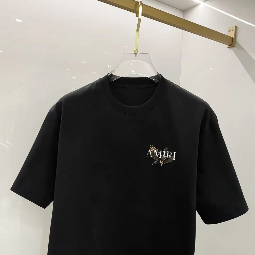 P150 AMIRI# 2025 spring and summer new style debut counter, the latest short-sleeved round neck T-shirt, high-end custom design, avant-garde and fashionable! The brand logo is designed with heavy craftsmanship. High-end customized 250g Xinjiang long-staple cotton fabric. Soft to the touch. Comfortable to wear. Exquisite stitching at the counter level. Fine workmanship. The upper body effect is incomparably handsome! A must-have item for a stylish man! Color: black. White! Size: S M L