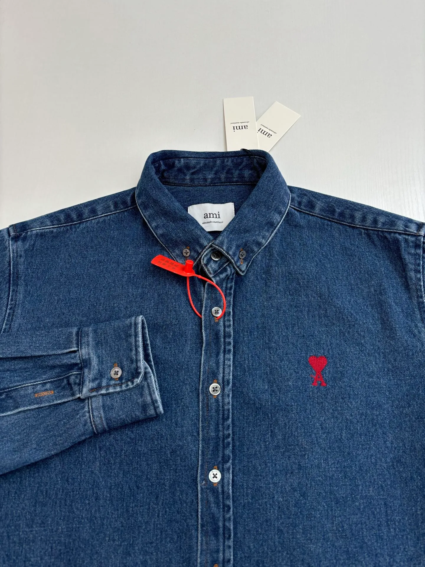🅿️490 Ami Paris*/25FW new denim shirt jacket adopts imported machine embroidery technology, uses advanced computer control system and precision mechanical components to realize Ami's love embroidery operation with high precision, smooth and delicate lines, and uses fried sand hand-rubbing technology to cause natural fading and wear on the surface of the denim material by processing it on a fried sand machine. Then, it uses special tools to physically damage the surface of the jeans by hand, maintaining the original texture and details while increasing its uniqueness. Size：S/M/L/XL