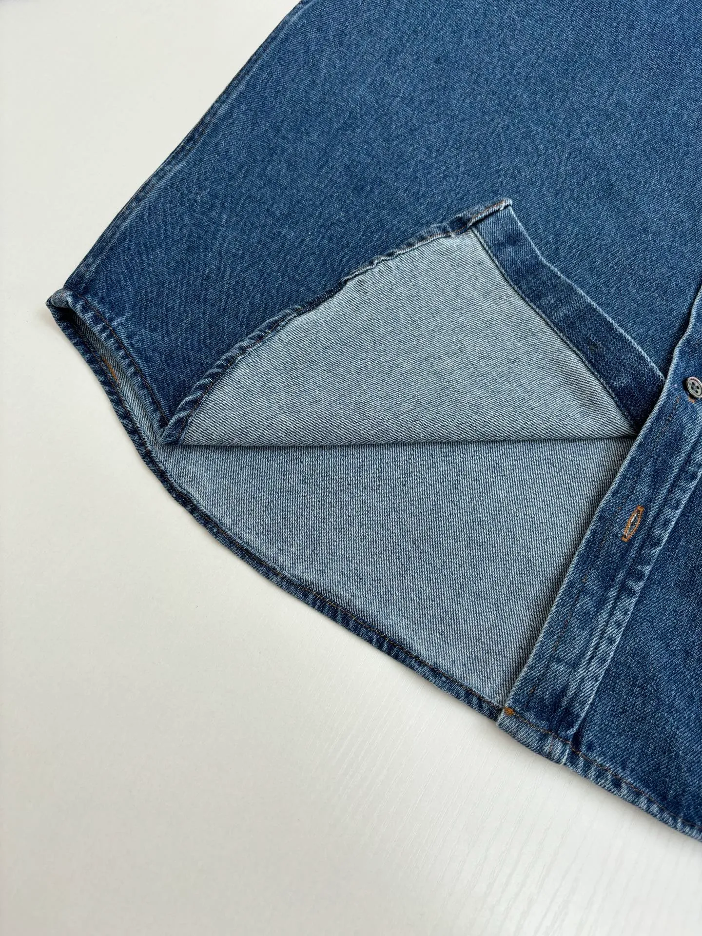 🅿️490 Ami Paris*/25FW new denim shirt jacket adopts imported machine embroidery technology, uses advanced computer control system and precision mechanical components to realize Ami's love embroidery operation with high precision, smooth and delicate lines, and uses fried sand hand-rubbing technology to cause natural fading and wear on the surface of the denim material by processing it on a fried sand machine. Then, it uses special tools to physically damage the surface of the jeans by hand, maintaining the original texture and details while increasing its uniqueness. Size：S/M/L/XL