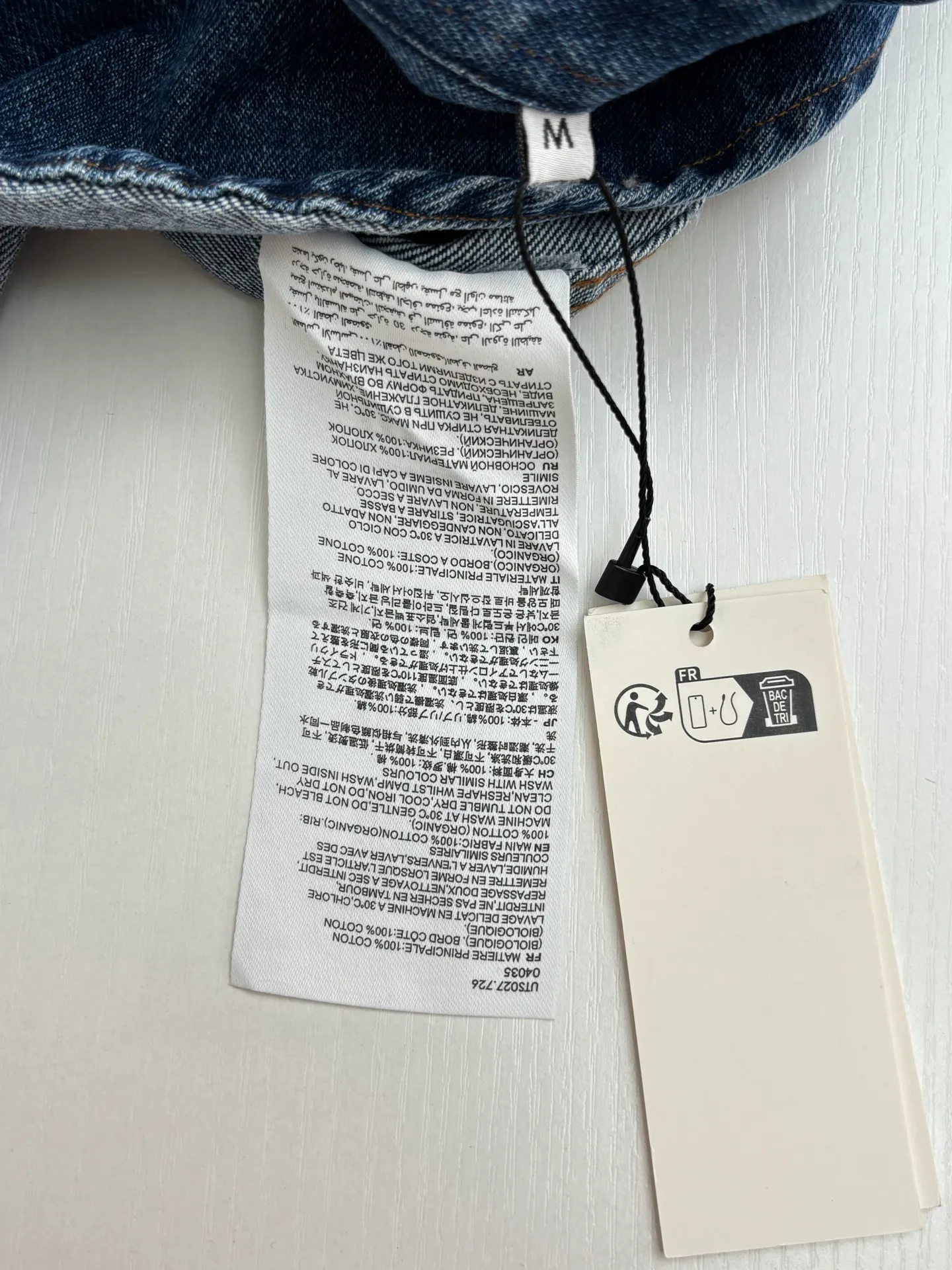🅿️490 Ami Paris*/25FW new denim shirt jacket adopts imported machine embroidery technology, uses advanced computer control system and precision mechanical components to realize Ami's love embroidery operation with high precision, smooth and delicate lines, and uses fried sand hand-rubbing technology to cause natural fading and wear on the surface of the denim material by processing it on a fried sand machine. Then, it uses special tools to physically damage the surface of the jeans by hand, maintaining the original texture and details while increasing its uniqueness. Size：S/M/L/XL