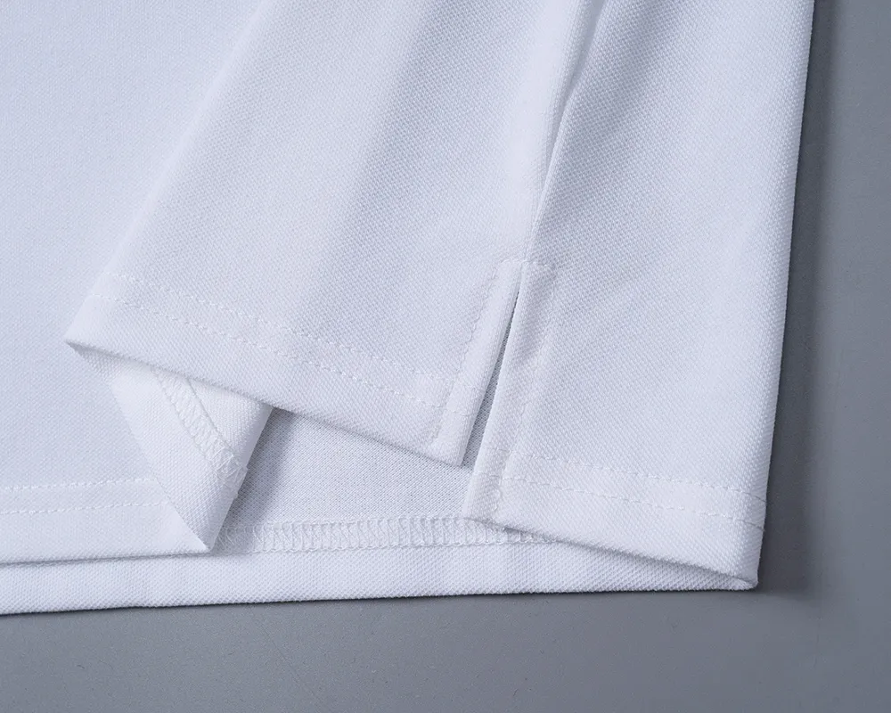 P150 Mili's 2026 spring and summer official website's new lapel T-shirt is made of mercerized pearl fabric and embroidered on the chest. It is handsome, the fabric is comfortable, the workmanship is rigorous, and the threads are neatly routed. Good upper body effect·size M-3XL white