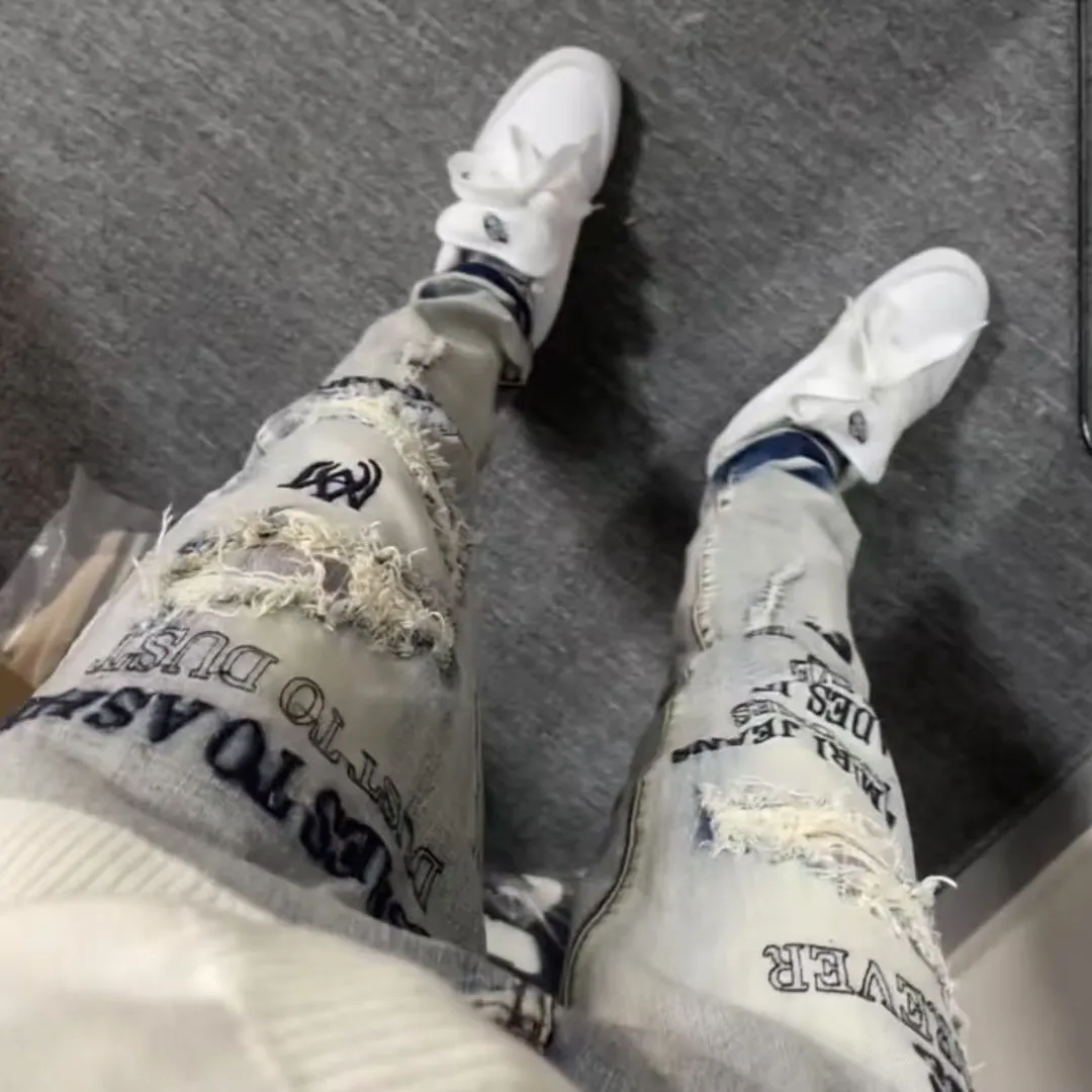 P166 Top replica AMIRI splash-ink medal patch embroidered jeans trousers AMIRI high street basic ripped tight stretch jeans trousers Amiriamiri is transliterated as Emil, which is the name of the founder. Mike Amiri, the founder of amiri, grew up in Los Angeles, USA. He was influenced by the local street culture Rock since childhood, so he founded the amiri brand named after himself. A variety of fashion brand clothing meets the needs of different fashion players. Amiri clothing has novel and unique styles and is a well-known street brand in the United States. Many of its styles and styles are loved by many street photographers. Various clothing styles meet the needs of different people, show their unique temperament, and show the trend of dressing. amiri's jeans are relatively famous. Not only do they have many styles, but the quality of the jeans is also very good. Many celebrities have also worn amiri brand jeans.  The jeans of the amiri brand break through the production process and cutting of the original jeans. The fabrics are relatively soft and comfortable, and are not as hard as some jeans, which can irritate the skin and cause the skin to bleed when worn. Los Angeles trendy brand Amiri's jeans are made with great detail from tailoring to texture, adding wrinkles, bullet holes, damage and other details to add to the trendiness of the jeans. You can choose the style that suits you according to your own needs. Only when you wear a suitable style can you have a certain sense of fashion.  In recent years, high street has become a word that appears more and more frequently in men's clothing. High street style has also become an important direction for everyone's matching. High street related items are basically inseparable from oversize or off-shoulder tops. The lower body is matched with trackpants or tight-fitting denim. In my opinion, the most representative one is perhaps annihilation. Color; picture color Size: m l xl xxl
