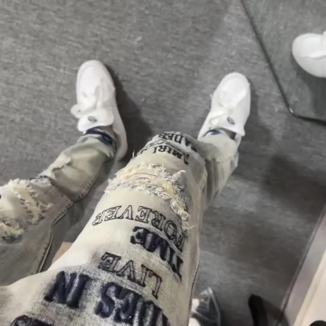P166 Top replica AMIRI splash-ink medal patch embroidered jeans trousers AMIRI high street basic ripped tight stretch jeans trousers Amiriamiri is transliterated as Emil, which is the name of the founder. Mike Amiri, the founder of amiri, grew up in Los Angeles, USA. He was influenced by the local street culture Rock since childhood, so he founded the amiri brand named after himself. A variety of fashion brand clothing meets the needs of different fashion players. Amiri clothing has novel and unique styles and is a well-known street brand in the United States. Many of its styles and styles are loved by many street photographers. Various clothing styles meet the needs of different people, show their unique temperament, and show the trend of dressing. amiri's jeans are relatively famous. Not only do they have many styles, but the quality of the jeans is also very good. Many celebrities have also worn amiri brand jeans.  The jeans of the amiri brand break through the production process and cutting of the original jeans. The fabrics are relatively soft and comfortable, and are not as hard as some jeans, which can irritate the skin and cause the skin to bleed when worn. Los Angeles trendy brand Amiri's jeans are made with great detail from tailoring to texture, adding wrinkles, bullet holes, damage and other details to add to the trendiness of the jeans. You can choose the style that suits you according to your own needs. Only when you wear a suitable style can you have a certain sense of fashion.  In recent years, high street has become a word that appears more and more frequently in men's clothing. High street style has also become an important direction for everyone's matching. High street related items are basically inseparable from oversize or off-shoulder tops. The lower body is matched with trackpants or tight-fitting denim. In my opinion, the most representative one is perhaps annihilation. Color; picture color Size: m l xl xxl