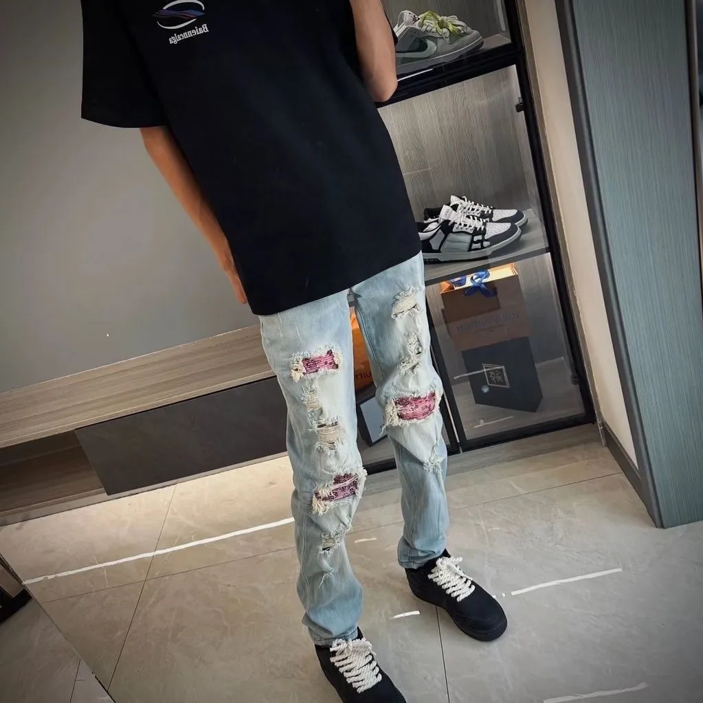 P180 Independent AMIRI ripped jeans trousers AMIRI high street basic ripped tight stretch jeans trousers Amiri hot diamond amiri is transliterated as Emil, which is the name of the founder. Mike Amiri, the founder of amiri, grew up in Los Angeles, USA. He was influenced by the local street culture Rock since childhood, so he founded the amiri brand named after himself. A variety of trendy clothing meets the needs of different fashion players. Amiri clothing has novel and unique styles and is a well-known street brand in the United States. The styles and styles of many clothes are loved by many street photographers. The various clothing styles meet the dressing needs of different people, show their unique temperament, and show the trend of dressing. amiri's jeans are relatively famous. Not only do they have many styles, but the quality of the jeans is also very good. Many celebrities have also worn amiri brand jeans.  The jeans of the amiri brand break through the production process and cutting of the original jeans. The fabrics are relatively soft and comfortable, and are not as hard as some jeans, which can irritate the skin and cause the skin to bleed when worn. Los Angeles trendy brand Amiri's jeans are made with great detail from tailoring to texture, adding wrinkles, bullet holes, damage and other details to add to the trendiness of the jeans. You can choose the style that suits you according to your own needs. Only when you wear a suitable style can you have a certain sense of fashion.  In recent years, high street has become an increasingly common word in men's clothing, and high street style has become an important direction for everyone's matching. High street-related items basically cannot avoid oversize or drop-shoulder tops. The lower body is matched with trackpants or tight-fitting jeans. The most representative one, in my opinion, may be the bust. Color: blue Size: m l xl xxl Pants length Waist Hips M 96 76 96 L 98 80 100 XL 100 84 104 XXL 104 88 108