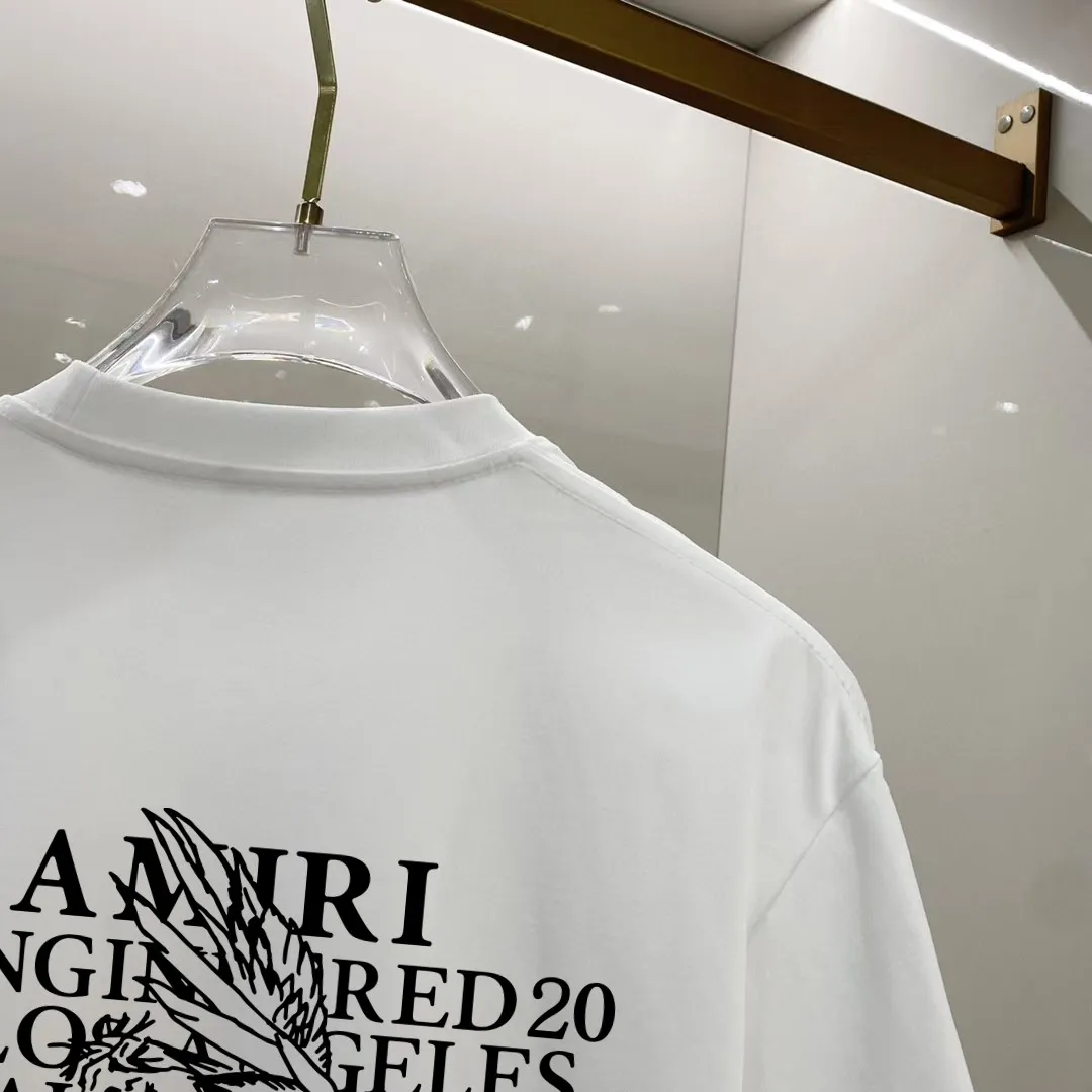 P150 AMIRI# 2025 spring and summer new style debut counter, the latest short-sleeved round neck T-shirt, high-end custom design, avant-garde and fashionable! The brand logo is designed with heavy craftsmanship. High-end customized 250g Xinjiang long-staple cotton fabric. Soft to the touch. Comfortable to wear. Exquisite stitching at the counter level. Fine workmanship. The upper body effect is incomparably handsome! A must-have item for a stylish man! Color: black. White! Size: S M L