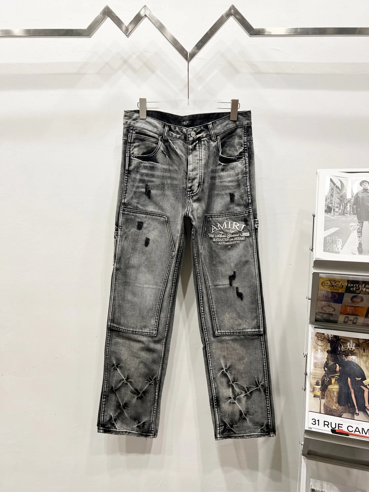 P260 Style No.: (c052) AMIRI & AMIRI 2025 New Heavy Industry Embroidered Letters Logging Pants Couples Washed Jeans Top ceiling quality Styles with different washed textures are very friendly to people with thin legs and thick legs. The straight and slim version is very flattering to the leg shape. Moderate length that never goes out of style, easy and casual to match, basic styling for various styles, a must-have in the wardrobe! The fabric is stiff but also makes the upper body soft without losing texture. The washing process is even more perfect. It is a must-have item for everyone! ! ! Washed wheat, hang tag, pants label, three labels complete Color: black gray Size: 28, 30, 32, 34, 36