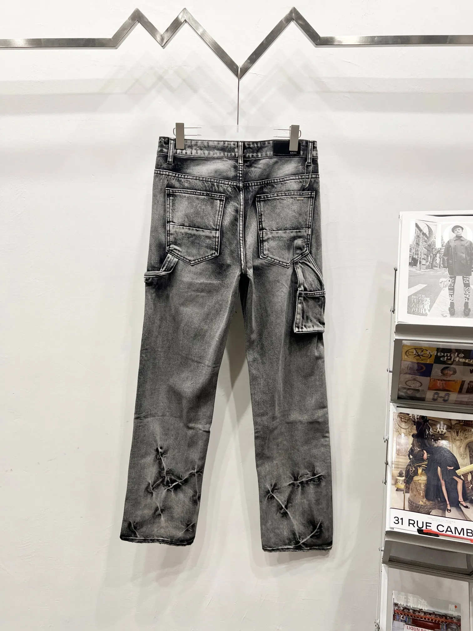 P260 Style No.: (c052) AMIRI & AMIRI 2025 New Heavy Industry Embroidered Letters Logging Pants Couples Washed Jeans Top ceiling quality Styles with different washed textures are very friendly to people with thin legs and thick legs. The straight and slim version is very flattering to the leg shape. Moderate length that never goes out of style, easy and casual to match, basic styling for various styles, a must-have in the wardrobe! The fabric is stiff but also makes the upper body soft without losing texture. The washing process is even more perfect. It is a must-have item for everyone! ! ! Washed wheat, hang tag, pants label, three labels complete Color: black gray Size: 28, 30, 32, 34, 36