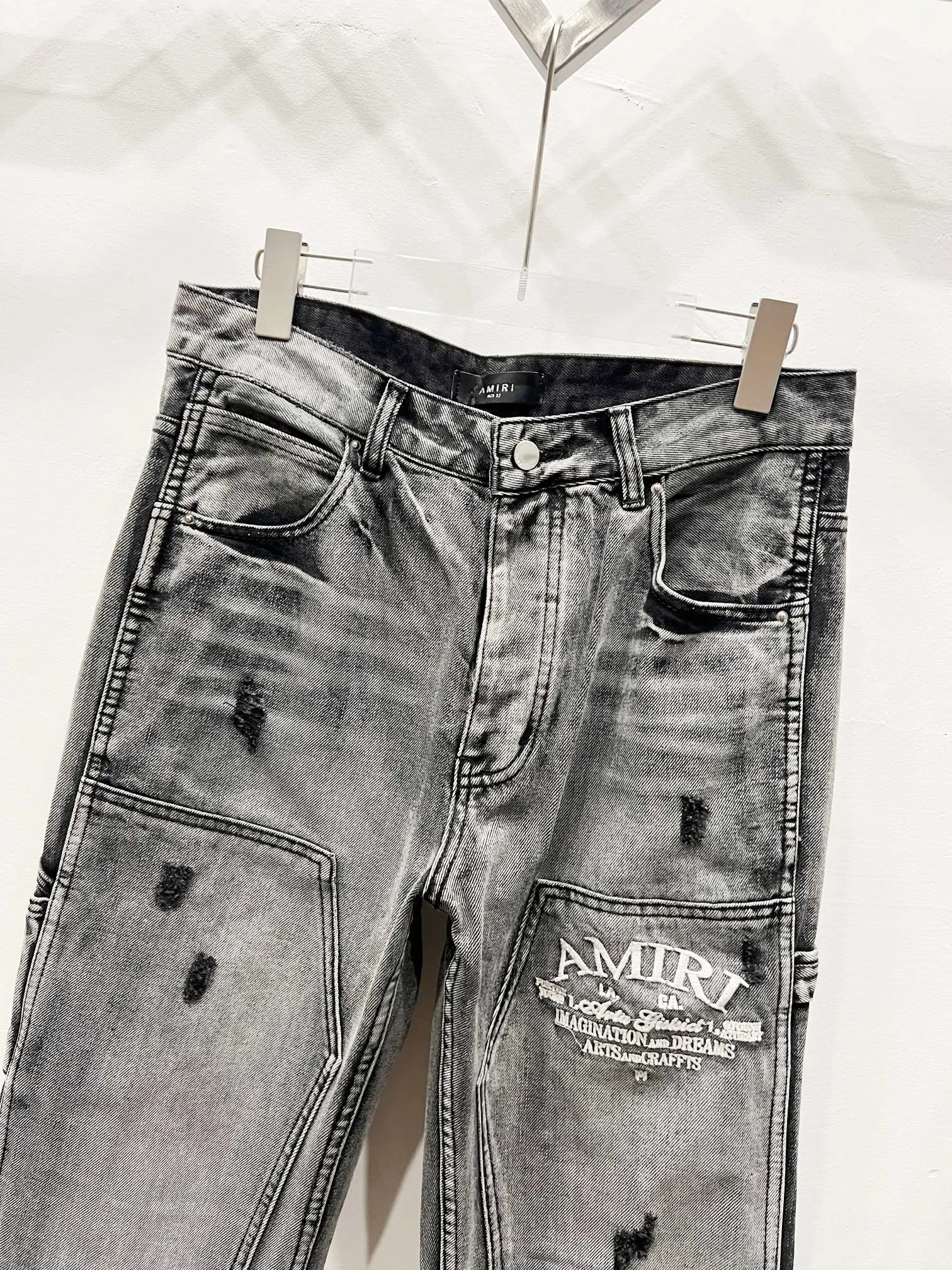 P260 Style No.: (c052) AMIRI & AMIRI 2025 New Heavy Industry Embroidered Letters Logging Pants Couples Washed Jeans Top ceiling quality Styles with different washed textures are very friendly to people with thin legs and thick legs. The straight and slim version is very flattering to the leg shape. Moderate length that never goes out of style, easy and casual to match, basic styling for various styles, a must-have in the wardrobe! The fabric is stiff but also makes the upper body soft without losing texture. The washing process is even more perfect. It is a must-have item for everyone! ! ! Washed wheat, hang tag, pants label, three labels complete Color: black gray Size: 28, 30, 32, 34, 36