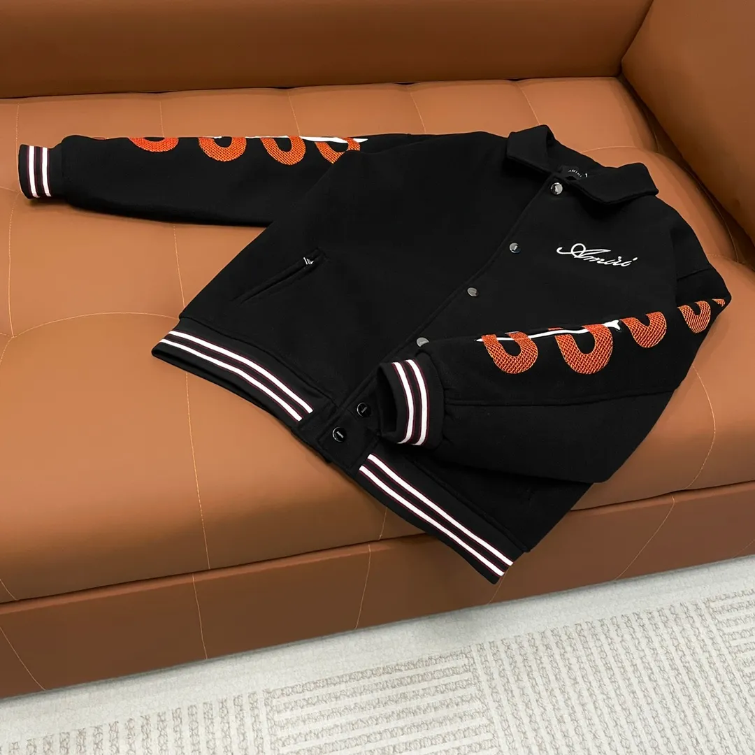 🅿️410 Ami➡️Ami’s Year of the Snake limited edition baseball uniform jacket. I ordered the original model and it took a month to finally ship it. I love it so much. The upper body is really cool. A blogger on Douyin said that LV's new products this year will become the future trend. If you look through street photos, you will find that celebrities regard it as a collectible jacket, a must-have item for men and women who want light luxury for commuting. Developing the highest version on the entire network, it took 1 month to customize and the cost was extremely high. The German imported flat-machine made custom-woven wool jacquard threads, using the first layer of imported lambskin. The pleated texture is unparalleled. It is hand-cut and meticulously crafted. The stitching position is very technical. Whether the whole garment is good or not depends on this position. Top-notch workmanship and details can stand the test. A full set of customized accessories, the letters are clear and perfectly restored without any difference. High-end atmosphere and full grade! The entire dress is exclusively customized with heavy craftsmanship. The towel patch embroidery is perfectly combined with craft embroidery and precise stitching! Absolute craftsmanship quality! Size: M L XL XXL