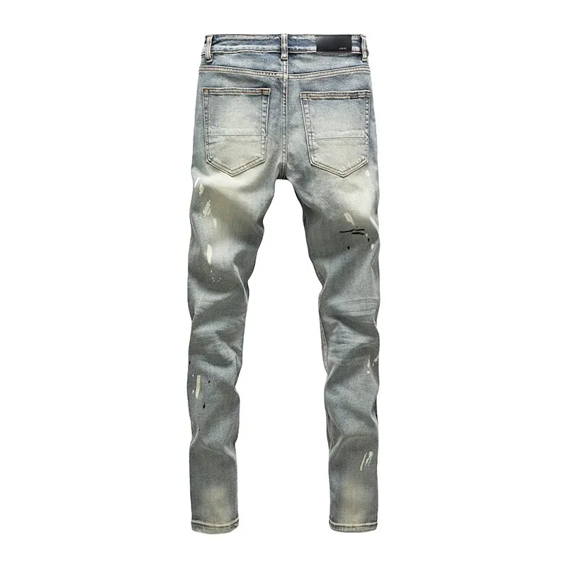 #N26 P246💰 (Top version) AMIRI hot high street jeans slim fit stretch washed knife cut trousers for men AMIRI amiri is transliterated as Emil, which is the name of the founder. Mike Amiri, the founder of amiri, grew up in Los Angeles, USA. He was influenced by local street culture and Punk Rock since he was a child, so he founded the amiri brand named after himself. A variety of trendy clothing meets the needs of different trendy players. Amiri clothing has novel and unique styles and is a well-known street brand in the United States. The styles and styles of many clothes are loved by many street photographers. The various clothing styles meet the dressing needs of different people, show their unique temperament, and show the trend of dressing. amiri's jeans are relatively famous. Not only do they have many styles, but the quality of the jeans is also very good. Many celebrities have also worn amiri brand jeans. Color: Picture color Size: 28, 30, 32, 34, 36 28 30 32 34 36 Waist 71 76 81 86 91 Qianlang 26.5 27.5 28.5 29.5 30.5 Hou Lang 37 38 39 40 41 Foot 14 14.8 15.6 16.4 17.2 Foreign Minister 100 102 104 106 107