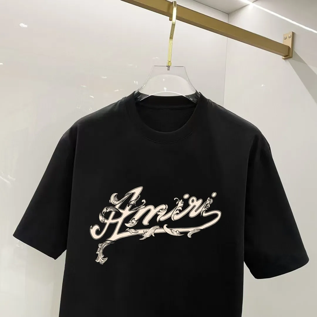 P140 AMIRI# 2025 spring and summer new style debut counter, the latest short-sleeved round neck T-shirt, high-end custom design, avant-garde and fashionable! The brand logo is designed with heavy craftsmanship. High-end customized 250g Xinjiang long-staple cotton fabric. Soft to the touch. Comfortable to wear. Exquisite stitching at the counter level. Fine workmanship. The upper body effect is incomparably handsome! A must-have item for a stylish man! Color: black. White! Size: S M L
