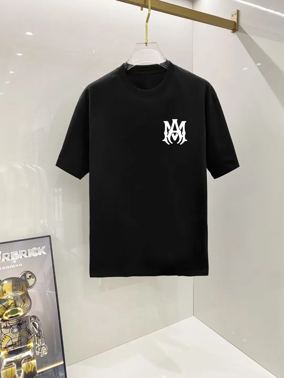 P140 AMIRI# 2025 spring and summer new style debut counter, the latest short-sleeved round neck T-shirt, high-end custom design, avant-garde and fashionable! The brand logo is designed with heavy craftsmanship. High-end customized 250g Xinjiang long-staple cotton fabric. Soft to the touch. Comfortable to wear. Exquisite stitching at the counter level. Fine workmanship. The upper body effect is incomparably handsome! A must-have item for a stylish man! Color: black. White! Size: S M L