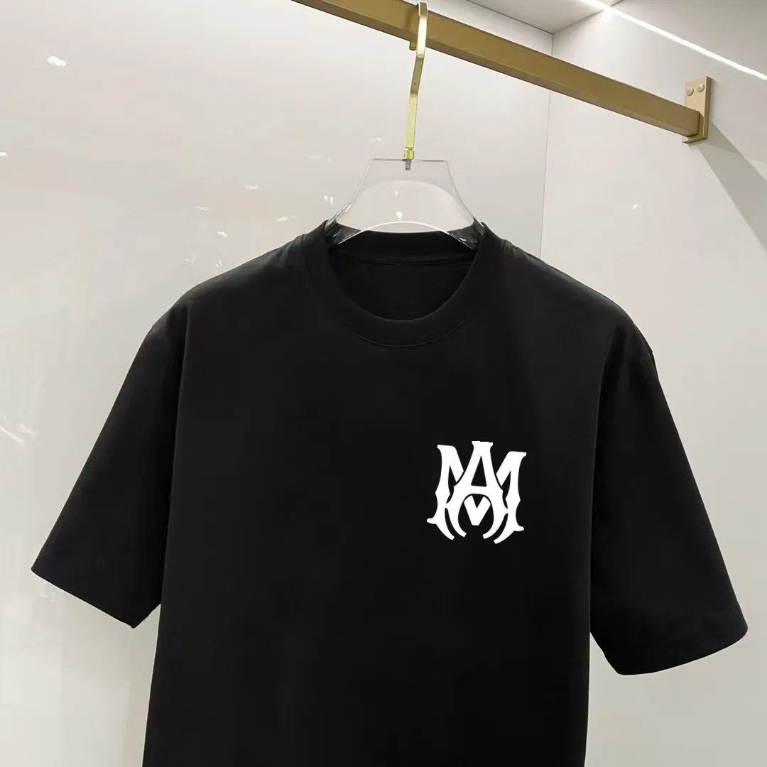 P140 AMIRI# 2025 spring and summer new style debut counter, the latest short-sleeved round neck T-shirt, high-end custom design, avant-garde and fashionable! The brand logo is designed with heavy craftsmanship. High-end customized 250g Xinjiang long-staple cotton fabric. Soft to the touch. Comfortable to wear. Exquisite stitching at the counter level. Fine workmanship. The upper body effect is incomparably handsome! A must-have item for a stylish man! Color: black. White! Size: S M L