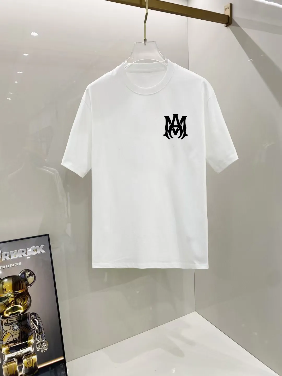 P140 AMIRI# 2025 spring and summer new style debut counter, the latest short-sleeved round neck T-shirt, high-end custom design, avant-garde and fashionable! The brand logo is designed with heavy craftsmanship. High-end customized 250g Xinjiang long-staple cotton fabric. Soft to the touch. Comfortable to wear. Exquisite stitching at the counter level. Fine workmanship. The upper body effect is incomparably handsome! A must-have item for a stylish man! Color: black. White! Size: S M L