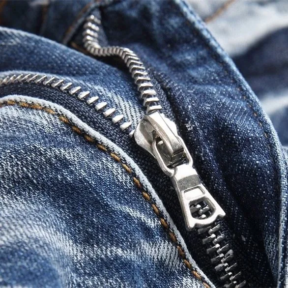 P186 Top replica AMIRI splash-ink medal patch embroidered jeans trousers AMIRI high street basic ripped tight stretch jeans trousers Amiriamiri is transliterated as Emil, which is the name of the founder. Mike Amiri, the founder of amiri, grew up in Los Angeles, USA. He was influenced by the local street culture Rock since childhood, so he founded the amiri brand named after himself. A variety of trendy clothing meets the needs of different fashion players. Amiri clothing has novel and unique styles and is a well-known street brand in the United States. Many of its styles and styles are loved by many street photographers. Various clothing styles meet the needs of different people, show their unique temperament, and show the trend of dressing. amiri's jeans are relatively famous. Not only do they have many styles, but the quality of the jeans is also very good. Many celebrities have also worn amiri brand jeans.  The jeans of the amiri brand break through the production process and cutting of the original jeans. The fabrics are relatively soft and comfortable, and are not as hard as some jeans, which can irritate the skin and cause the skin to bleed when worn. Los Angeles trendy brand Amiri's jeans are made with great detail from tailoring to texture, adding wrinkles, bullet holes, damage and other details to add to the trendiness of the jeans. You can choose the style that suits you according to your own needs. Only when you wear a suitable style can you have a certain sense of fashion.  In recent years, high street has become a word that appears more and more frequently in men's clothing. High street style has also become an important direction for everyone's matching. High street related items are basically inseparable from oversize or off-shoulder tops. The lower body is matched with trackpants or tight-fitting denim. In my opinion, the most representative one is perhaps annihilation. Color; picture color Size: m l xl xxl