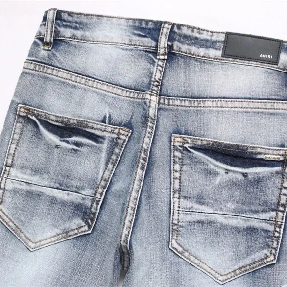 P186 Top replica AMIRI splash-ink medal patch embroidered jeans trousers AMIRI high street basic ripped tight stretch jeans trousers Amiriamiri is transliterated as Emil, which is the name of the founder. Mike Amiri, the founder of amiri, grew up in Los Angeles, USA. He was influenced by the local street culture Rock since childhood, so he founded the amiri brand named after himself. A variety of trendy clothing meets the needs of different fashion players. Amiri clothing has novel and unique styles and is a well-known street brand in the United States. Many of its styles and styles are loved by many street photographers. Various clothing styles meet the needs of different people, show their unique temperament, and show the trend of dressing. amiri's jeans are relatively famous. Not only do they have many styles, but the quality of the jeans is also very good. Many celebrities have also worn amiri brand jeans.  The jeans of the amiri brand break through the production process and cutting of the original jeans. The fabrics are relatively soft and comfortable, and are not as hard as some jeans, which can irritate the skin and cause the skin to bleed when worn. Los Angeles trendy brand Amiri's jeans are made with great detail from tailoring to texture, adding wrinkles, bullet holes, damage and other details to add to the trendiness of the jeans. You can choose the style that suits you according to your own needs. Only when you wear a suitable style can you have a certain sense of fashion.  In recent years, high street has become a word that appears more and more frequently in men's clothing. High street style has also become an important direction for everyone's matching. High street related items are basically inseparable from oversize or off-shoulder tops. The lower body is matched with trackpants or tight-fitting denim. In my opinion, the most representative one is perhaps annihilation. Color; picture color Size: m l xl xxl