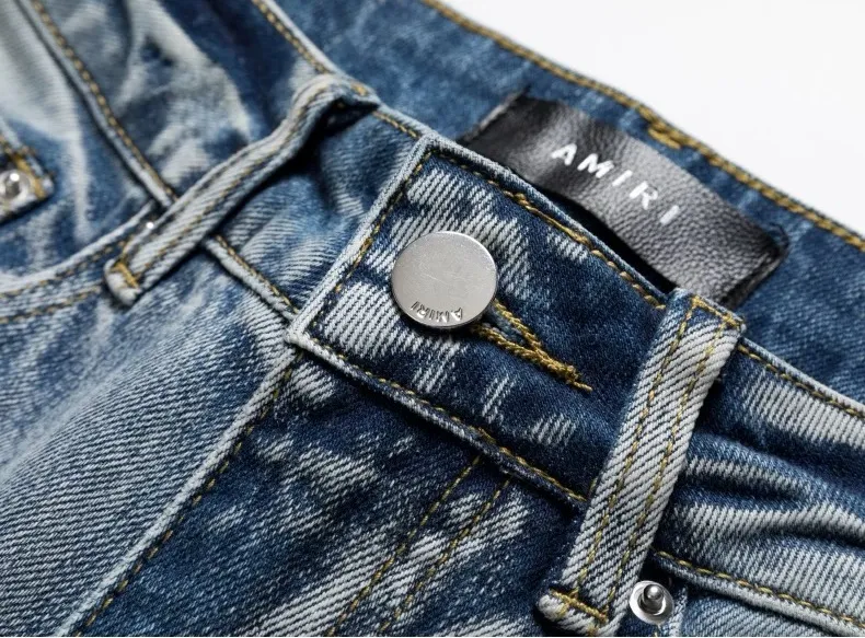 P246 💰 (Top version) AMIRI popular high street jeans slim fit stretch washed knife cut trousers for men. AMIRI amiri is transliterated as Emil, which is the name of the founder. Mike Amiri, the founder of amiri, grew up in Los Angeles, USA. He was influenced by local street culture and Punk Rock since childhood, so he founded the amiri brand named after himself. A variety of trendy clothing meets the needs of different fashion players. Amiri clothing has novel and unique styles and is a well-known street brand in the United States. The styles and styles of many clothes are loved by many street photographers. The various clothing styles meet the dressing needs of different people, show their unique temperament, and show the trend of dressing. amiri's jeans are relatively famous. Not only do they have many styles, but the quality of the jeans is also very good. Many celebrities have also worn amiri brand jeans. Color: Picture color Size: 28, 30, 32, 34, 36 28 30 32 34 36 Waist 71 76 81 86 91 Qianlang 26.5 27.5 28.5 29.5 30.5 Hou Lang 37 38 39 40 41 Foot 14 14.8 15.6 16.4 17.2 Foreign Minister 100 102 104 106 107