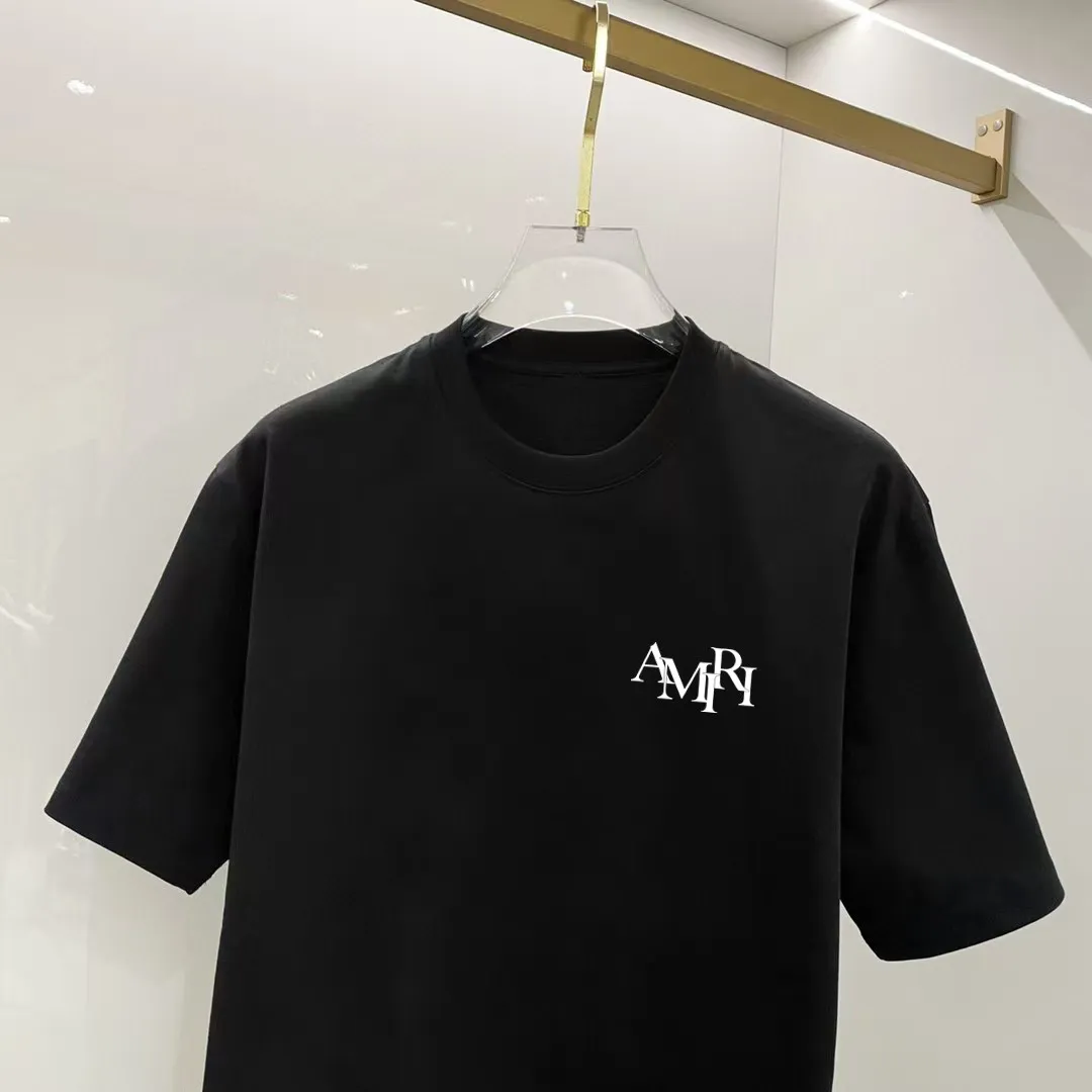 P150 AMIRI# 2025 spring and summer new style debut counter, the latest short-sleeved round neck T-shirt, high-end custom design, avant-garde and fashionable! The brand logo is designed with heavy craftsmanship. High-end customized 250g Xinjiang long-staple cotton fabric. Soft to the touch. Comfortable to wear. Exquisite stitching at the counter level. Fine workmanship. The upper body effect is incomparably handsome! A must-have item for a stylish man! Color: black. White! Size: S M L