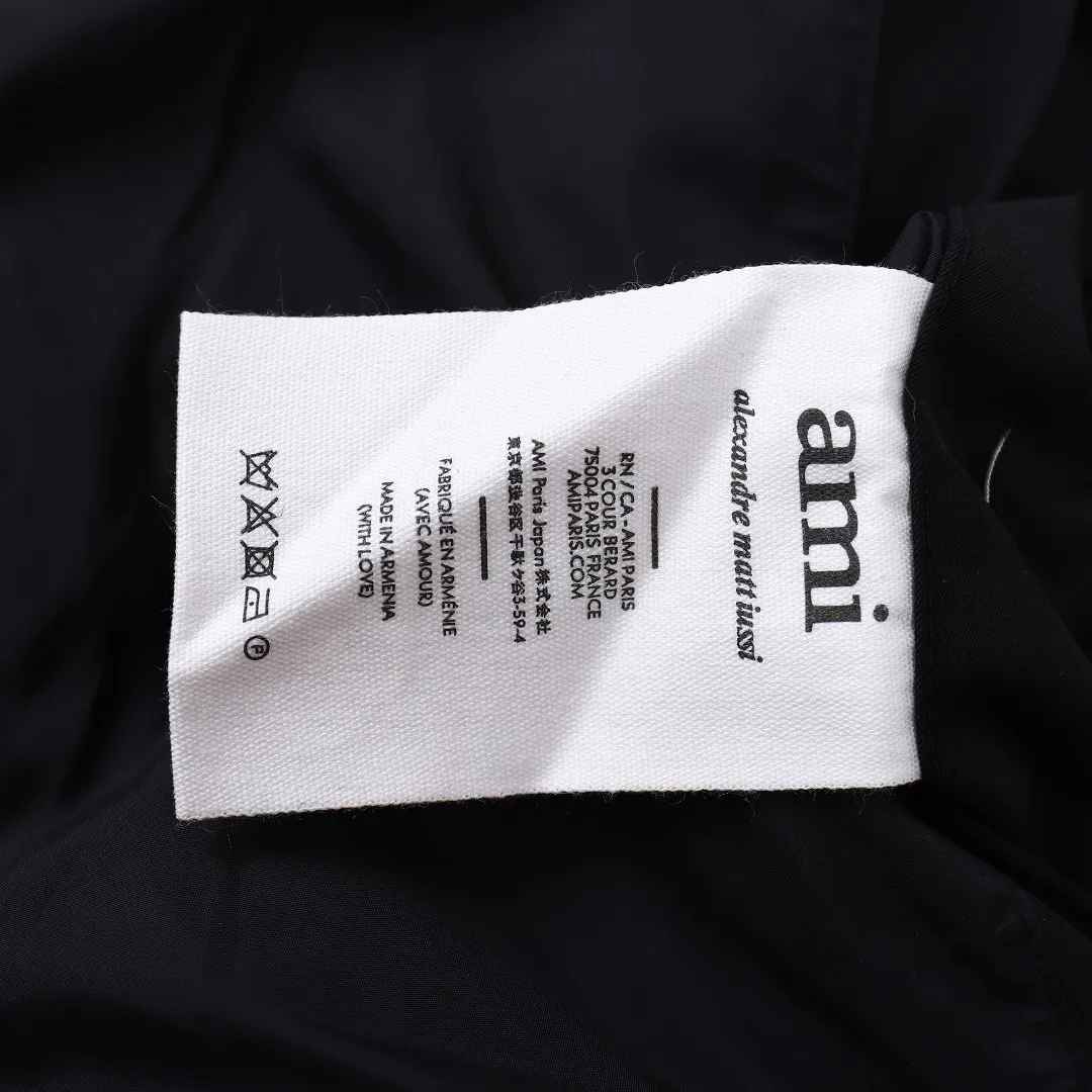 🅿️1160 style number~~F280 purchasing version AMIPARIS Ami de coeur winter limited capsule bread down jacket for men and women. Design concept: Ami limited down jacket from France lasted for half a year. The authentic product was purchased overseas in mid-May. From the fabric, LOGO, and even as small as a pocket or a button, every detail of this one is attractive enough and can become the highlight of your body. In addition to the refreshing and refined clothing style, this style has all original molds from fabrics to metal accessories to velvet. AMI conveys a relaxed and casual concept, giving people a feeling of comfort and casualness. Fabric + Features: ✅Unique double-layer lightweight bonded polyester military fabric, which is also AMI's unique patented technology, is a multi-functional fabric. ✅The lining is made of fine and dense renewable microfibers, which is light, soft and delicate. ✅Made using kp-ls fully automatic mechanical special woven fabric machine, it has windproof and waterproof, highly breathable and warm, elastic and wear-resistant properties that cannot be achieved by ordinary fabrics. ✅ Made of original national standard 90% white duck down. 800 fill power, the whole garment weighs 3 pounds, the average down filling is 450g, the top ultra-thick version on the Internet ✅ The zipper is made of YKK white copper zipper, which is the same as the original electro-plated Keyu hardware double ring zipper puller. Copper and nickel can be infinitely dissolved into each other, thereby forming a continuous solid solution, that is, regardless of the ratio of each other, they are always α-single-phase alloys. When nickel is melted into red copper and the content exceeds 16%, the resulting alloy becomes as white as silver. The higher the nickel content, the whiter the color. The nickel content in cupronickel is generally 25%. Manganese, iron, zinc or aluminum can also be added to become special white copper. The cost can be imagined. ✅The original proportional love logo patches are all laser-cut and have a loose fit. The hooded collar design is better for warmth. ✅Super fluffy and loose bag feel, hooded design, super fluffy and high-loft bag shape, thick and wide threaded sleeves can prevent wind from entering, ✅ Continuing AMIParis' usual design of combining leisure and elegance, each item is equipped with a heart pattern that is highly distinctive of the brand. Craftsmanship: Imported unique double-layer lightweight bonded polyester military fabric, high-density waterproof fabric, national standard 90 white duck down, extremely high fluffy, excellent warmth retention effect, no matter how cold it rains or snows, it can be done in one piece, like a walking duvet, unique drawstring design, the rope ends are made of Designed with a metal capsule, coupled with a wide hat and thick rope, the accessories/buttons/spring buckles are exquisitely made. The international first-line luxury brand COBRAX buttons are used. COBRAX buttons are several times or even ten times more expensive than similar ordinary products.