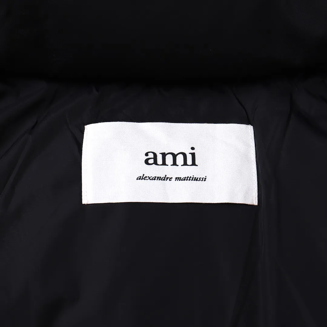 🅿️1160 style number~~F280 purchasing version AMIPARIS Ami de coeur winter limited capsule bread down jacket for men and women. Design concept: Ami limited down jacket from France lasted for half a year. The authentic product was purchased overseas in mid-May. From the fabric, LOGO, and even as small as a pocket or a button, every detail of this one is attractive enough and can become the highlight of your body. In addition to the refreshing and refined clothing style, this style has all original molds from fabrics to metal accessories to velvet. AMI conveys a relaxed and casual concept, giving people a feeling of comfort and casualness. Fabric + Features: ✅Unique double-layer lightweight bonded polyester military fabric, which is also AMI's unique patented technology, is a multi-functional fabric. ✅The lining is made of fine and dense renewable microfibers, which is light, soft and delicate. ✅Made using kp-ls fully automatic mechanical special woven fabric machine, it has windproof and waterproof, highly breathable and warm, elastic and wear-resistant properties that cannot be achieved by ordinary fabrics. ✅ Made of original national standard 90% white duck down. 800 fill power, the whole garment weighs 3 pounds, the average down filling is 450g, the top ultra-thick version on the Internet ✅ The zipper is made of YKK white copper zipper, which is the same as the original electro-plated Keyu hardware double ring zipper puller. Copper and nickel can be infinitely dissolved into each other, thereby forming a continuous solid solution, that is, regardless of the ratio of each other, they are always α-single-phase alloys. When nickel is melted into red copper and the content exceeds 16%, the resulting alloy becomes as white as silver. The higher the nickel content, the whiter the color. The nickel content in cupronickel is generally 25%. Manganese, iron, zinc or aluminum can also be added to become special white copper. The cost can be imagined. ✅The original proportional love logo patches are all laser-cut and have a loose fit. The hooded collar design is better for warmth. ✅Super fluffy and loose bag feel, hooded design, super fluffy and high-loft bag shape, thick and wide threaded sleeves can prevent wind from entering, ✅ Continuing AMIParis' usual design of combining leisure and elegance, each item is equipped with a heart pattern that is highly distinctive of the brand. Craftsmanship: Imported unique double-layer lightweight bonded polyester military fabric, high-density waterproof fabric, national standard 90 white duck down, extremely high fluffy, excellent warmth retention effect, no matter how cold it rains or snows, it can be done in one piece, like a walking duvet, unique drawstring design, the rope ends are made of Designed with a metal capsule, coupled with a wide hat and thick rope, the accessories/buttons/spring buckles are exquisitely made. The international first-line luxury brand COBRAX buttons are used. COBRAX buttons are several times or even ten times more expensive than similar ordinary products.