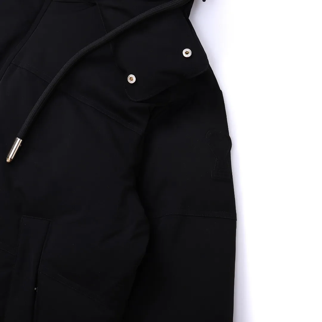 🅿️1160 style number~~F280 purchasing version AMIPARIS Ami de coeur winter limited capsule bread down jacket for men and women. Design concept: Ami limited down jacket from France lasted for half a year. The authentic product was purchased overseas in mid-May. From the fabric, LOGO, and even as small as a pocket or a button, every detail of this one is attractive enough and can become the highlight of your body. In addition to the refreshing and refined clothing style, this style has all original molds from fabrics to metal accessories to velvet. AMI conveys a relaxed and casual concept, giving people a feeling of comfort and casualness. Fabric + Features: ✅Unique double-layer lightweight bonded polyester military fabric, which is also AMI's unique patented technology, is a multi-functional fabric. ✅The lining is made of fine and dense renewable microfibers, which is light, soft and delicate. ✅Made using kp-ls fully automatic mechanical special woven fabric machine, it has windproof and waterproof, highly breathable and warm, elastic and wear-resistant properties that cannot be achieved by ordinary fabrics. ✅ Made of original national standard 90% white duck down. 800 fill power, the whole garment weighs 3 pounds, the average down filling is 450g, the top ultra-thick version on the Internet ✅ The zipper is made of YKK white copper zipper, which is the same as the original electro-plated Keyu hardware double ring zipper puller. Copper and nickel can be infinitely dissolved into each other, thereby forming a continuous solid solution, that is, regardless of the ratio of each other, they are always α-single-phase alloys. When nickel is melted into red copper and the content exceeds 16%, the resulting alloy becomes as white as silver. The higher the nickel content, the whiter the color. The nickel content in cupronickel is generally 25%. Manganese, iron, zinc or aluminum can also be added to become special white copper. The cost can be imagined. ✅The original proportional love logo patches are all laser-cut and have a loose fit. The hooded collar design is better for warmth. ✅Super fluffy and loose bag feel, hooded design, super fluffy and high-loft bag shape, thick and wide threaded sleeves can prevent wind from entering, ✅ Continuing AMIParis' usual design of combining leisure and elegance, each item is equipped with a heart pattern that is highly distinctive of the brand. Craftsmanship: Imported unique double-layer lightweight bonded polyester military fabric, high-density waterproof fabric, national standard 90 white duck down, extremely high fluffy, excellent warmth retention effect, no matter how cold it rains or snows, it can be done in one piece, like a walking duvet, unique drawstring design, the rope ends are made of Designed with a metal capsule, coupled with a wide hat and thick rope, the accessories/buttons/spring buckles are exquisitely made. The international first-line luxury brand COBRAX buttons are used. COBRAX buttons are several times or even ten times more expensive than similar ordinary products.