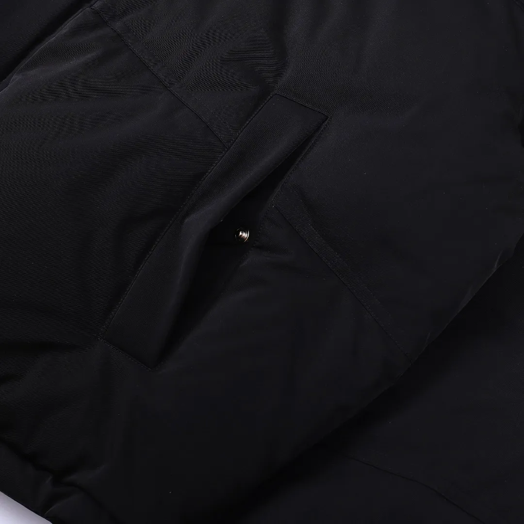 🅿️1160 style number~~F280 purchasing version AMIPARIS Ami de coeur winter limited capsule bread down jacket for men and women. Design concept: Ami limited down jacket from France lasted for half a year. The authentic product was purchased overseas in mid-May. From the fabric, LOGO, and even as small as a pocket or a button, every detail of this one is attractive enough and can become the highlight of your body. In addition to the refreshing and refined clothing style, this style has all original molds from fabrics to metal accessories to velvet. AMI conveys a relaxed and casual concept, giving people a feeling of comfort and casualness. Fabric + Features: ✅Unique double-layer lightweight bonded polyester military fabric, which is also AMI's unique patented technology, is a multi-functional fabric. ✅The lining is made of fine and dense renewable microfibers, which is light, soft and delicate. ✅Made using kp-ls fully automatic mechanical special woven fabric machine, it has windproof and waterproof, highly breathable and warm, elastic and wear-resistant properties that cannot be achieved by ordinary fabrics. ✅ Made of original national standard 90% white duck down. 800 fill power, the whole garment weighs 3 pounds, the average down filling is 450g, the top ultra-thick version on the Internet ✅ The zipper is made of YKK white copper zipper, which is the same as the original electro-plated Keyu hardware double ring zipper puller. Copper and nickel can be infinitely dissolved into each other, thereby forming a continuous solid solution, that is, regardless of the ratio of each other, they are always α-single-phase alloys. When nickel is melted into red copper and the content exceeds 16%, the resulting alloy becomes as white as silver. The higher the nickel content, the whiter the color. The nickel content in cupronickel is generally 25%. Manganese, iron, zinc or aluminum can also be added to become special white copper. The cost can be imagined. ✅The original proportional love logo patches are all laser-cut and have a loose fit. The hooded collar design is better for warmth. ✅Super fluffy and loose bag feel, hooded design, super fluffy and high-loft bag shape, thick and wide threaded sleeves can prevent wind from entering, ✅ Continuing AMIParis' usual design of combining leisure and elegance, each item is equipped with a heart pattern that is highly distinctive of the brand. Craftsmanship: Imported unique double-layer lightweight bonded polyester military fabric, high-density waterproof fabric, national standard 90 white duck down, extremely high fluffy, excellent warmth retention effect, no matter how cold it rains or snows, it can be done in one piece, like a walking duvet, unique drawstring design, the rope ends are made of Designed with a metal capsule, coupled with a wide hat and thick rope, the accessories/buttons/spring buckles are exquisitely made. The international first-line luxury brand COBRAX buttons are used. COBRAX buttons are several times or even ten times more expensive than similar ordinary products.