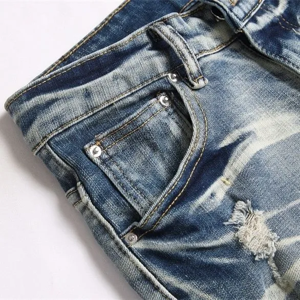 P186 Top replica AMIRI splash-ink medal patch embroidered jeans trousers AMIRI high street basic ripped tight stretch jeans trousers Amiriamiri is transliterated as Emil, which is the name of the founder. Mike Amiri, the founder of amiri, grew up in Los Angeles, USA. He was influenced by the local street culture Rock since childhood, so he founded the amiri brand named after himself. A variety of trendy brand clothing meets the needs of different fashion players. Amiri clothing has novel and unique styles and is a well-known street brand in the United States. Many of its styles and styles are loved by many street photographers. Various clothing styles meet the needs of different people, show their unique temperament, and show the trend of dressing. amiri's jeans are relatively famous. Not only do they have many styles, but the quality of the jeans is also very good. Many celebrities have also worn amiri brand jeans.  The jeans of the amiri brand break through the production process and cutting of the original jeans. The fabrics are relatively soft and comfortable, and are not as hard as some jeans, which can irritate the skin and cause the skin to bleed when worn. Los Angeles trendy brand Amiri's jeans are made with great detail from tailoring to texture, adding wrinkles, bullet holes, damage and other details to add to the trendiness of the jeans. You can choose the style that suits you according to your own needs. Only when you wear a suitable style can you have a certain sense of fashion.  In recent years, high street has become a word that appears more and more frequently in men's clothing. High street style has also become an important direction for everyone's matching. High street related items are basically inseparable from oversize or off-shoulder tops. The lower body is matched with trackpants or tight-fitting denim. In my opinion, the most representative one is perhaps annihilation. Color; picture color Size: m l xl xxl