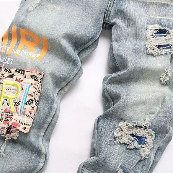 P186 Top replica AMIRI splash-ink medal patch embroidered jeans trousers AMIRI high street basic ripped tight stretch jeans trousers Amiriamiri is transliterated as Emil, which is the name of the founder. Mike Amiri, the founder of amiri, grew up in Los Angeles, USA. He was influenced by the local street culture Rock since childhood, so he founded the amiri brand named after himself. A variety of trendy brand clothing meets the needs of different fashion players. Amiri clothing has novel and unique styles and is a well-known street brand in the United States. Many of its styles and styles are loved by many street photographers. Various clothing styles meet the needs of different people, show their unique temperament, and show the trend of dressing. amiri's jeans are relatively famous. Not only do they have many styles, but the quality of the jeans is also very good. Many celebrities have also worn amiri brand jeans.  The jeans of the amiri brand break through the production process and cutting of the original jeans. The fabrics are relatively soft and comfortable, and are not as hard as some jeans, which can irritate the skin and cause the skin to bleed when worn. Los Angeles trendy brand Amiri's jeans are made with great detail from tailoring to texture, adding wrinkles, bullet holes, damage and other details to add to the trendiness of the jeans. You can choose the style that suits you according to your own needs. Only when you wear a suitable style can you have a certain sense of fashion.  In recent years, high street has become a word that appears more and more frequently in men's clothing. High street style has also become an important direction for everyone's matching. High street related items are basically inseparable from oversize or off-shoulder tops. The lower body is matched with trackpants or tight-fitting denim. In my opinion, the most representative one is perhaps annihilation. Color; picture color Size: m l xl xxl