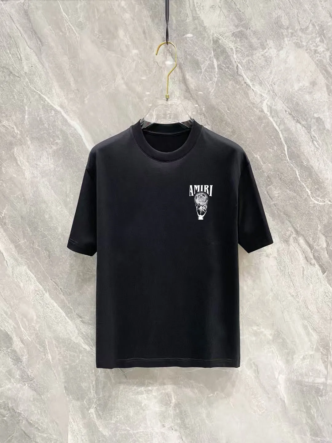 P150 AMIRI 2025 spring and summer new style debut counter, the latest short-sleeved round neck T-shirt, high-end custom design, avant-garde and fashionable! The brand logo is designed with heavy craftsmanship printing, 250 grams of Xinjiang long-staple cotton fabric, comfortable to wear. Counter-level exquisite stitching. Fine workmanship. The upper body effect is incomparably handsome! A must-have item for a stylish man! Color: Black White Size: S-2XL (sub-size) Slightly wide version Size: S M L Due to manual measurement, there is a deviation of about 1-3CM in the size, please forgive me.