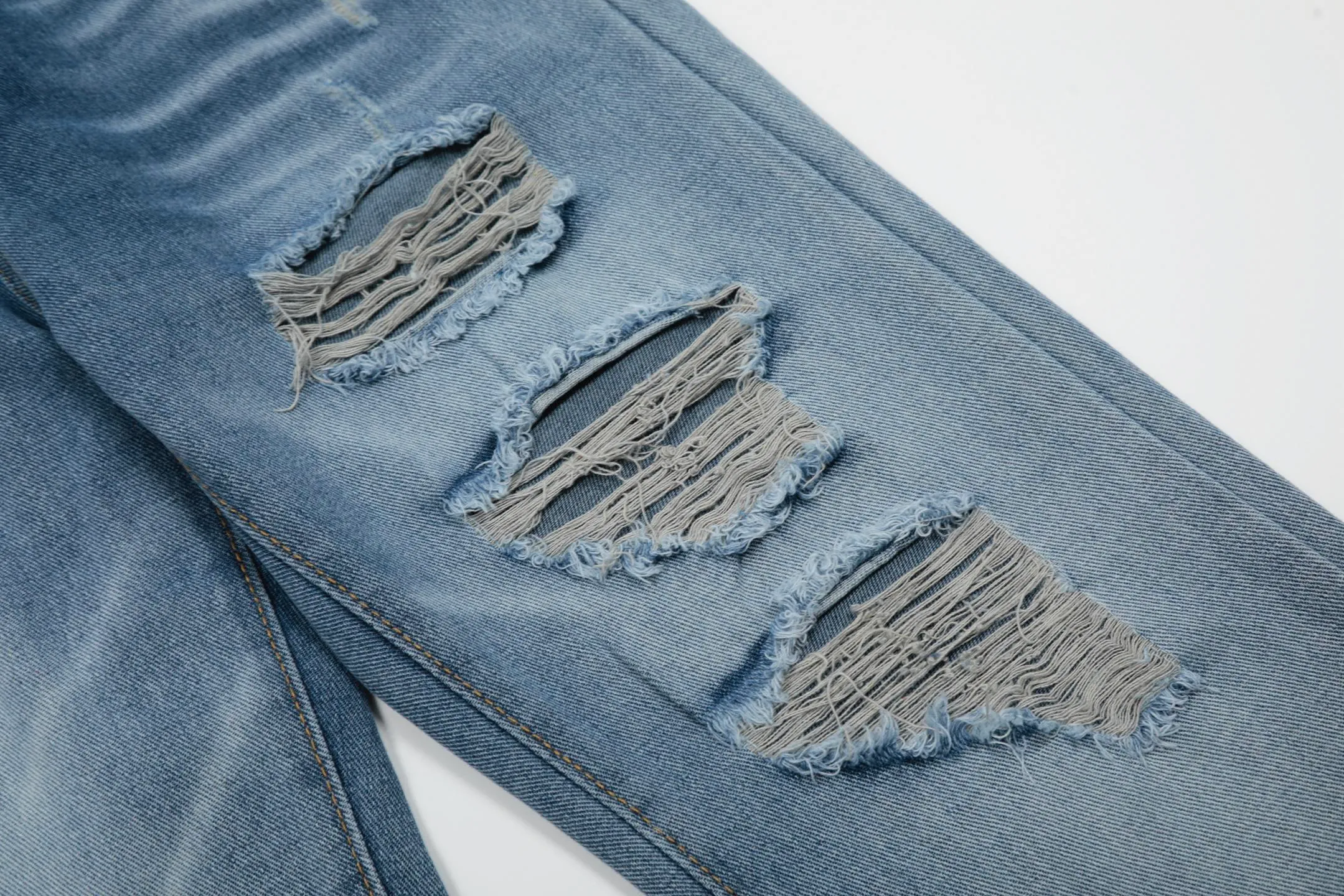 #M39 P168💰 Amiri classic embroidered patched leather distressed lettered jeans. Slim fit jeans. Produced by a major washed factory. Full of high-end. Partial destruction of the knees and patchwork design. Already used as a facade design. Leather waist nameplate. The focus of this style is not on the washing, but on the destroyed shape and version. The secret lies in the craftsmanship of the master. The cost of post-processing, grinding, cutting, etc. is far beyond the cost of assembly line products. Color: Picture color Size: 30-32-34-36