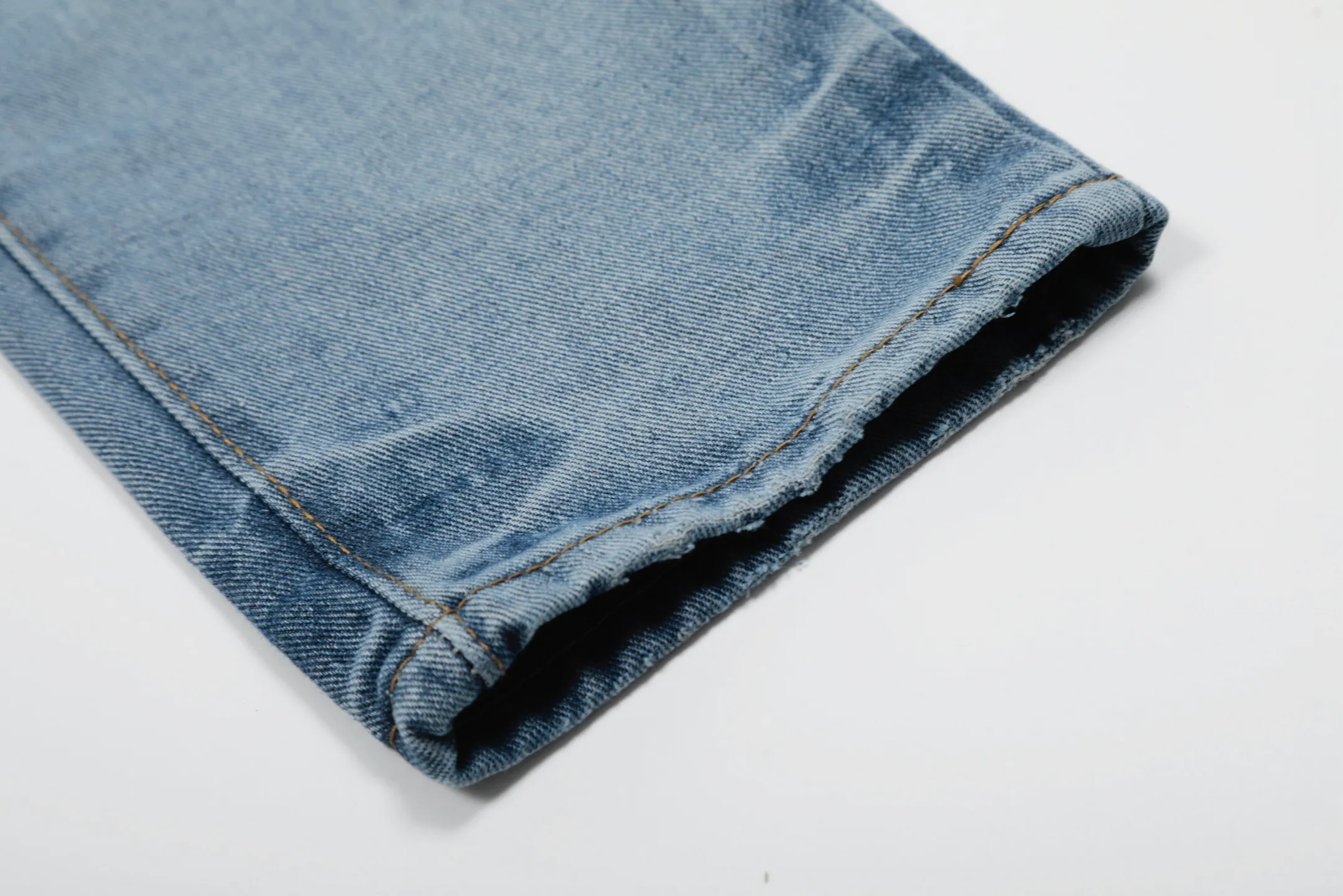 #M39 P168💰 Amiri classic embroidered patched leather distressed lettered jeans. Slim fit jeans. Produced by a major washed factory. Full of high-end. Partial destruction of the knees and patchwork design. Already used as a facade design. Leather waist nameplate. The focus of this style is not on the washing, but on the destroyed shape and version. The secret lies in the craftsmanship of the master. The cost of post-processing, grinding, cutting, etc. is far beyond the cost of assembly line products. Color: Picture color Size: 30-32-34-36