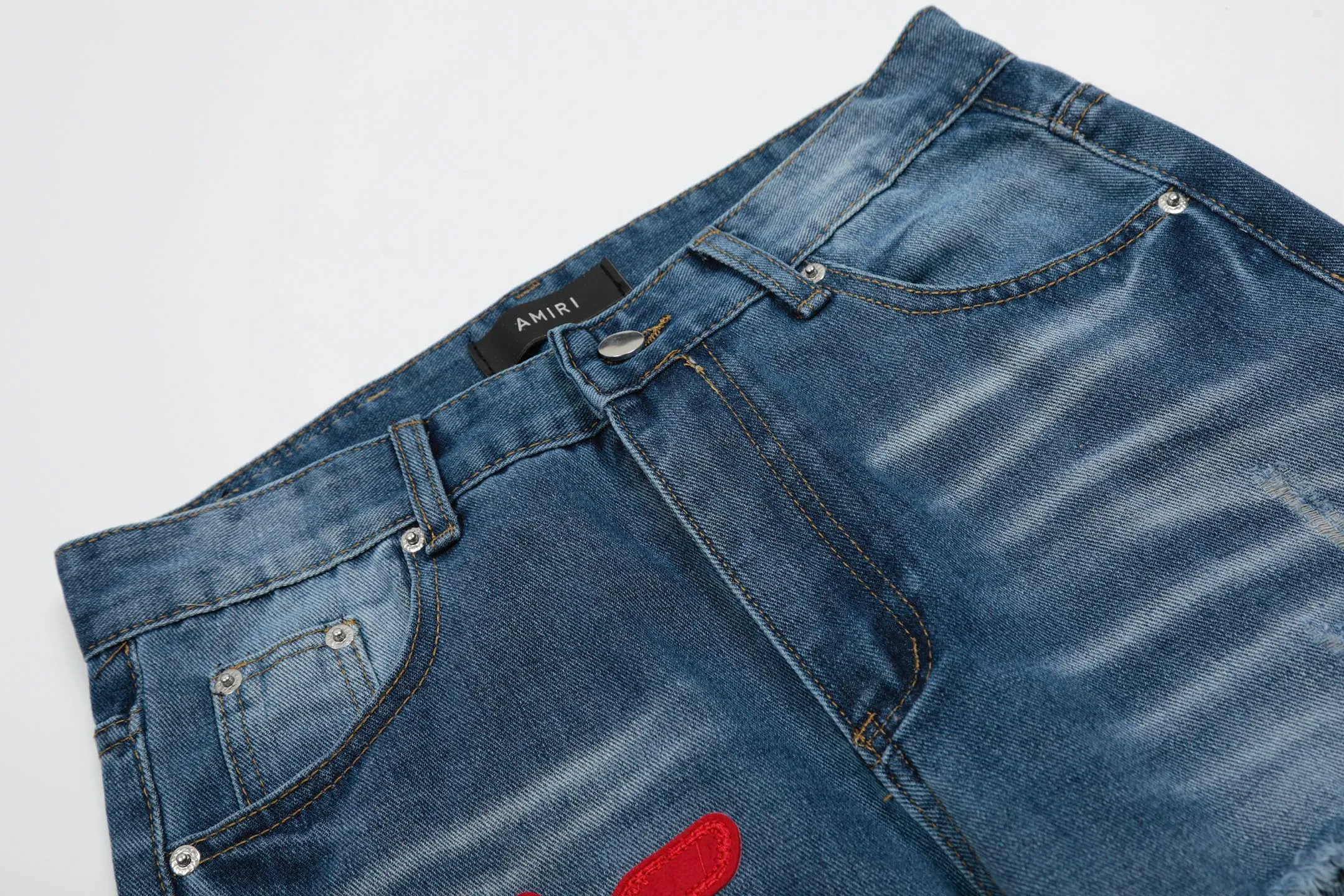 #M39 P168💰 Amiri classic embroidered patched leather distressed lettered jeans. Slim fit jeans. Produced by a major washed factory. Full of high-end. Partial destruction of the knees and patchwork design. Already used as a facade design. Leather waist nameplate. The focus of this style is not on the washing, but on the destroyed shape and version. The secret lies in the craftsmanship of the master. The cost of post-processing, grinding, cutting, etc. is far beyond the cost of assembly line products. Color: Picture color Size: 30-32-34-36