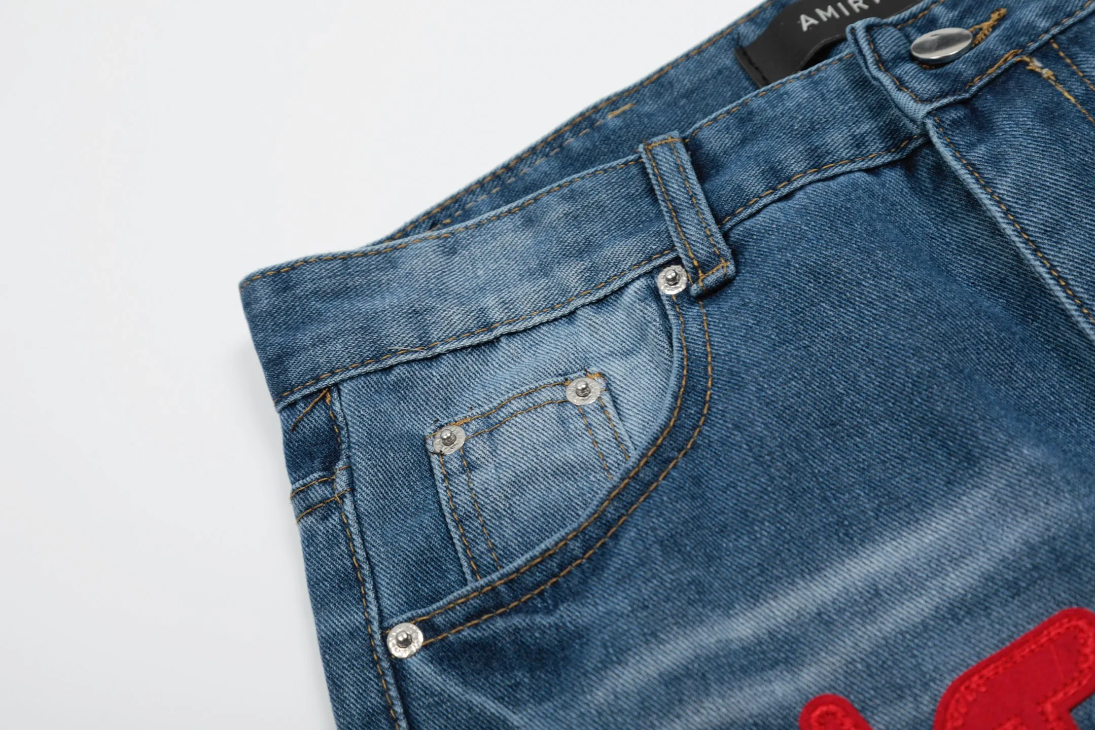 #M39 P168💰 Amiri classic embroidered patched leather distressed lettered jeans. Slim fit jeans. Produced by a major washed factory. Full of high-end. Partial destruction of the knees and patchwork design. Already used as a facade design. Leather waist nameplate. The focus of this style is not on the washing, but on the destroyed shape and version. The secret lies in the craftsmanship of the master. The cost of post-processing, grinding, cutting, etc. is far beyond the cost of assembly line products. Color: Picture color Size: 30-32-34-36